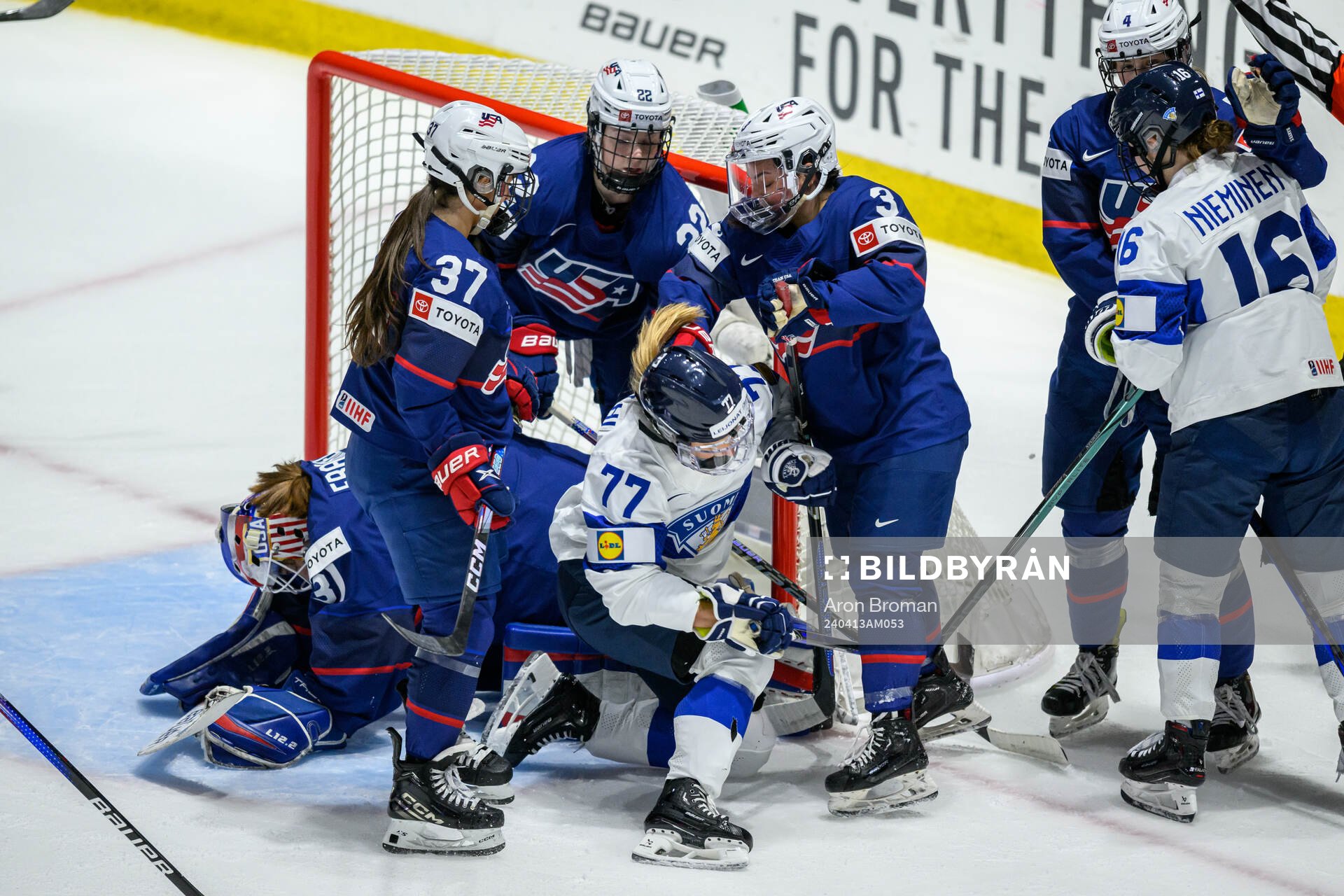 Abbey Murphy of USA, Susanna Tapani of Finland and Cayla