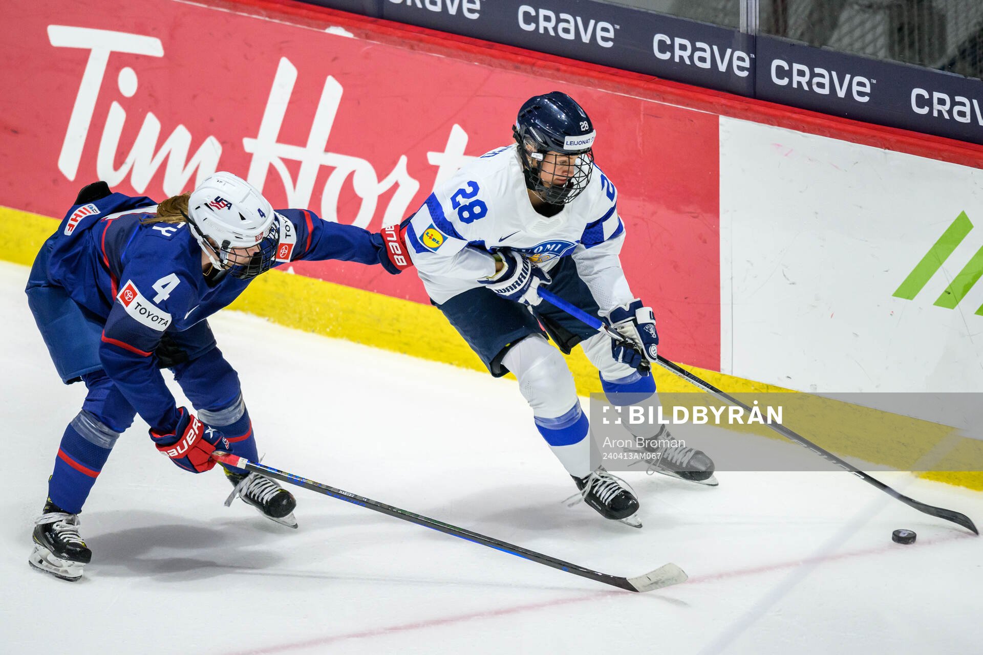 Caroline Harvey of USA and Jenniina Nylund of Finland