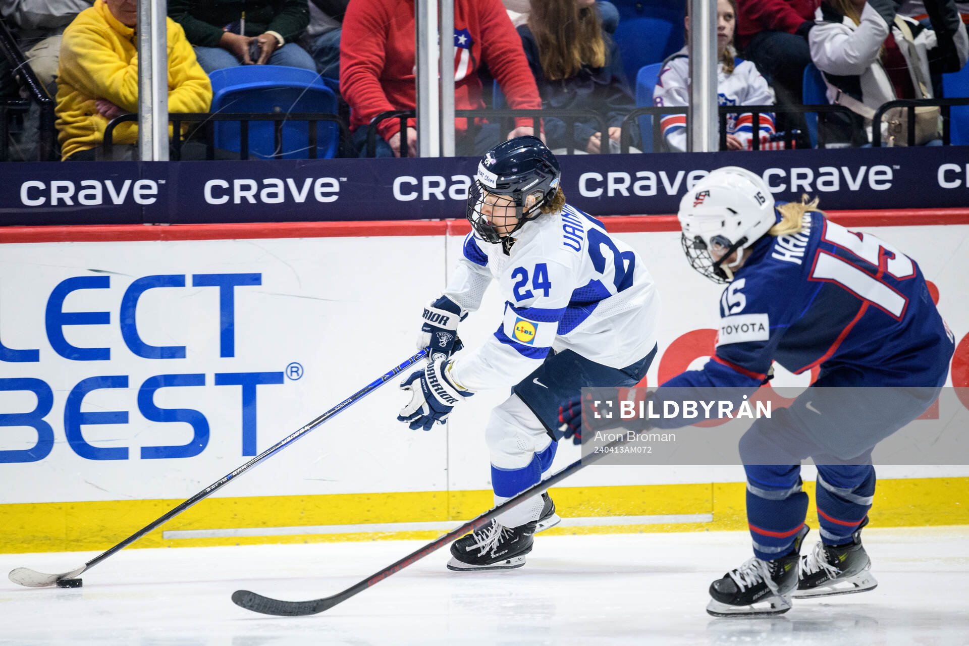 Viivi Vainikka of Finland and Savannah Harmon of USA