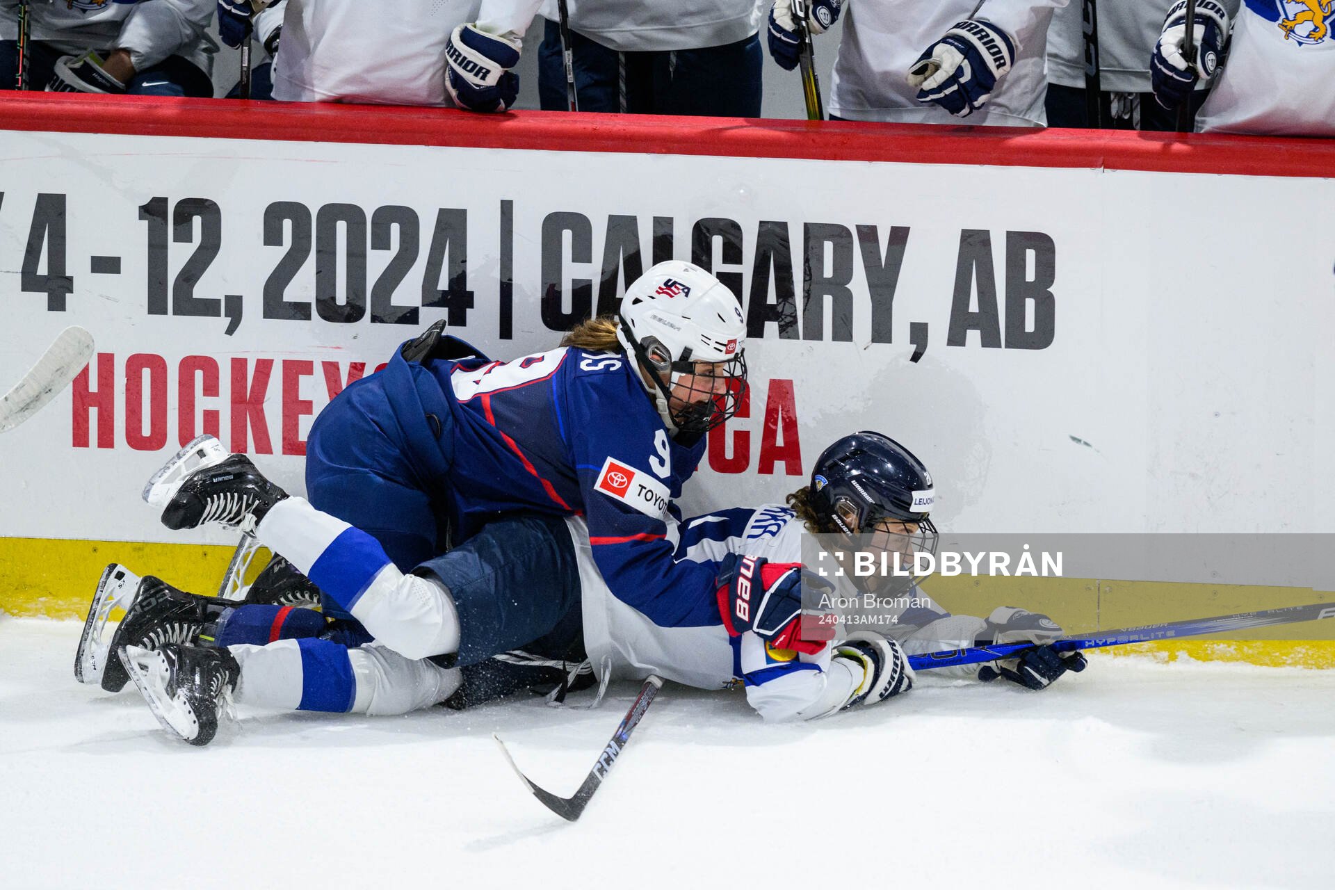 Kirsten Simms of USA and Viivi Vainikka of Finland