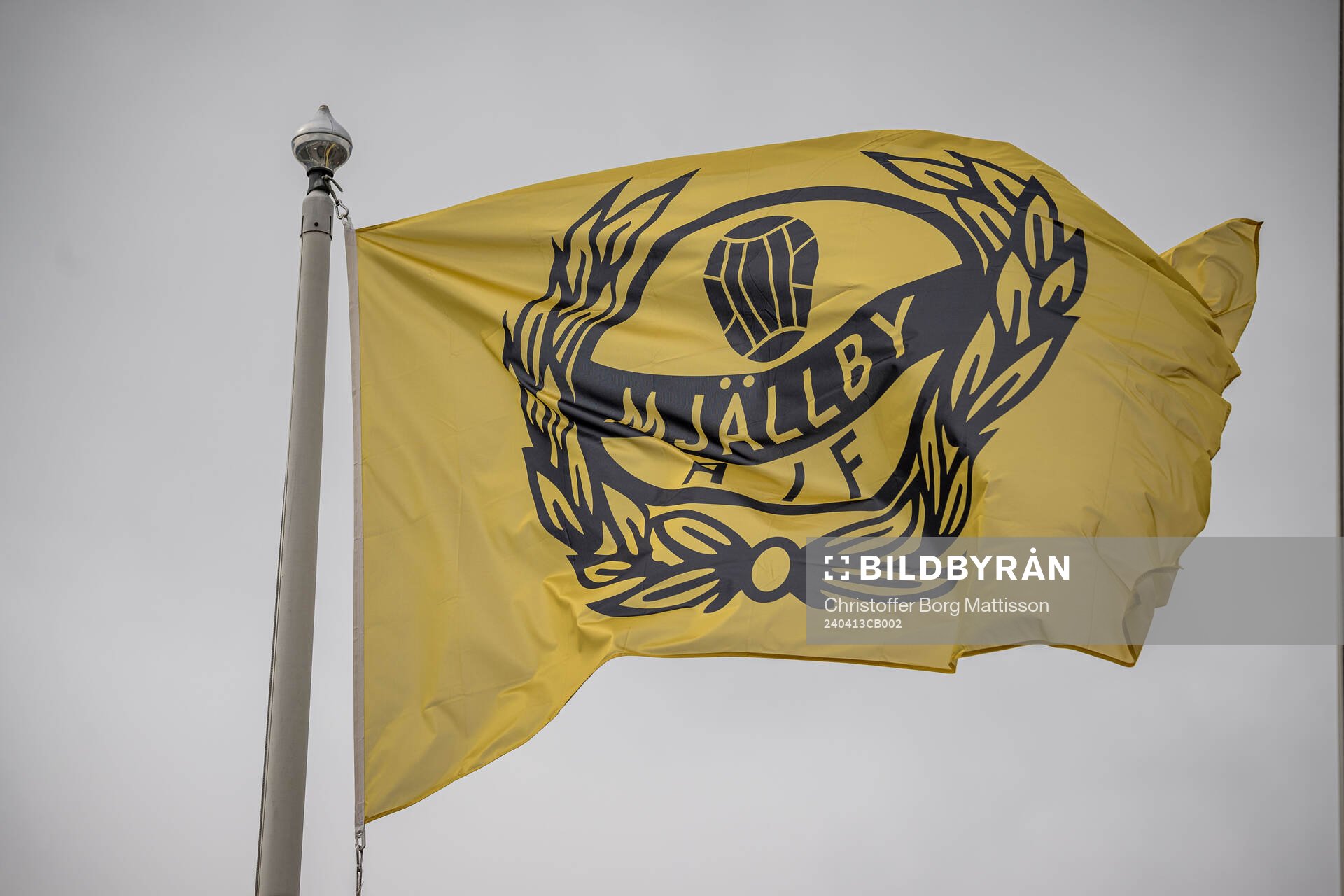 Flagga med Mjällbys logotype på