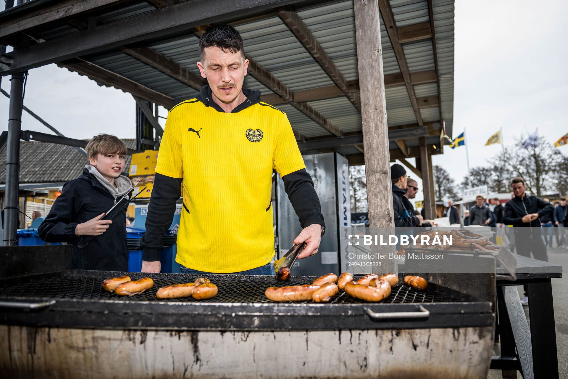 Funktionärer grillar korv inför fotbollsmatchen i Allsvenskan mellan Mjällby och AIK den 13 april 2024 i Hällevik. 