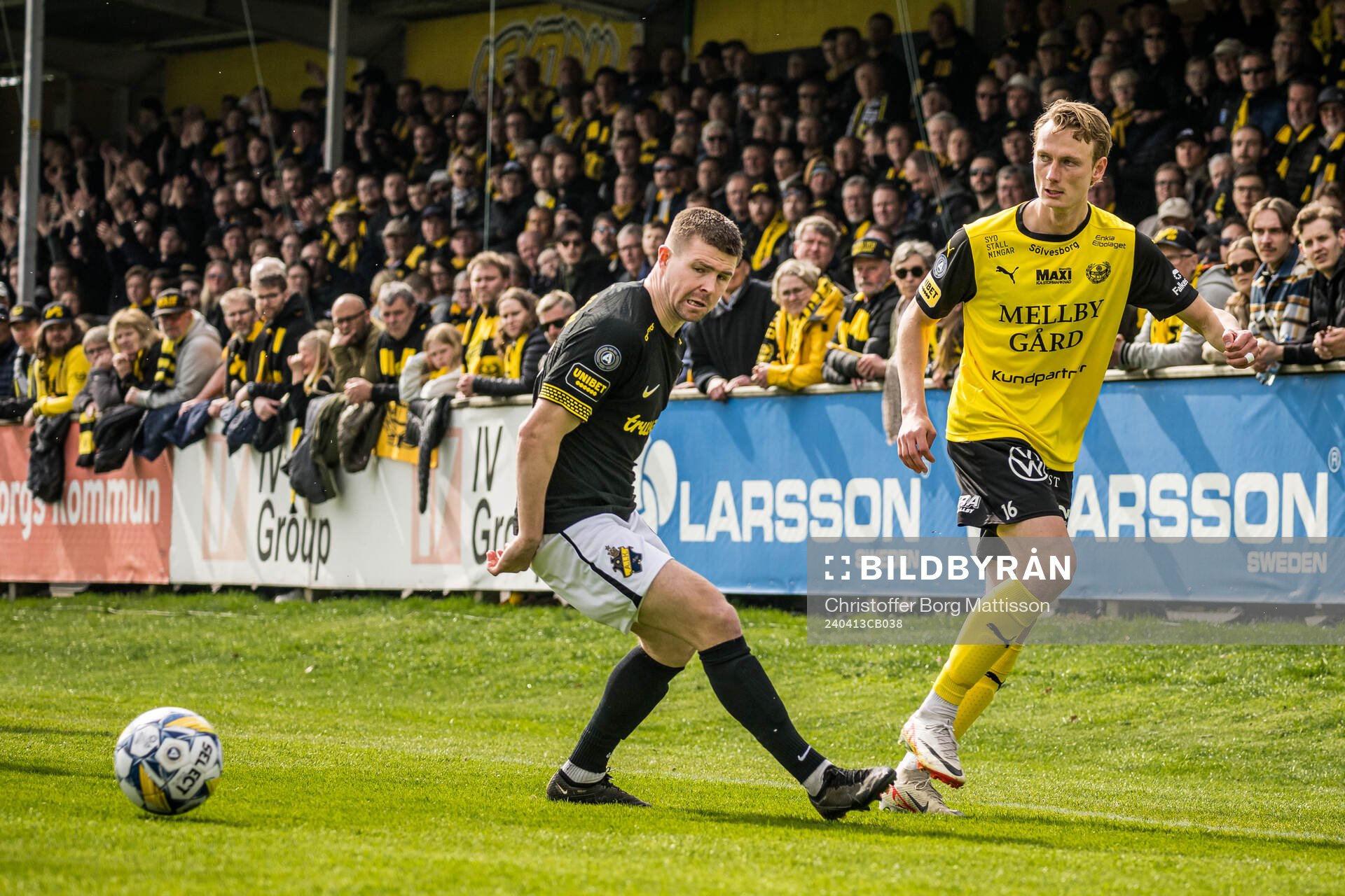 AIKs Mads Døhr Thychosen och Mjällbys Alexander Johansson