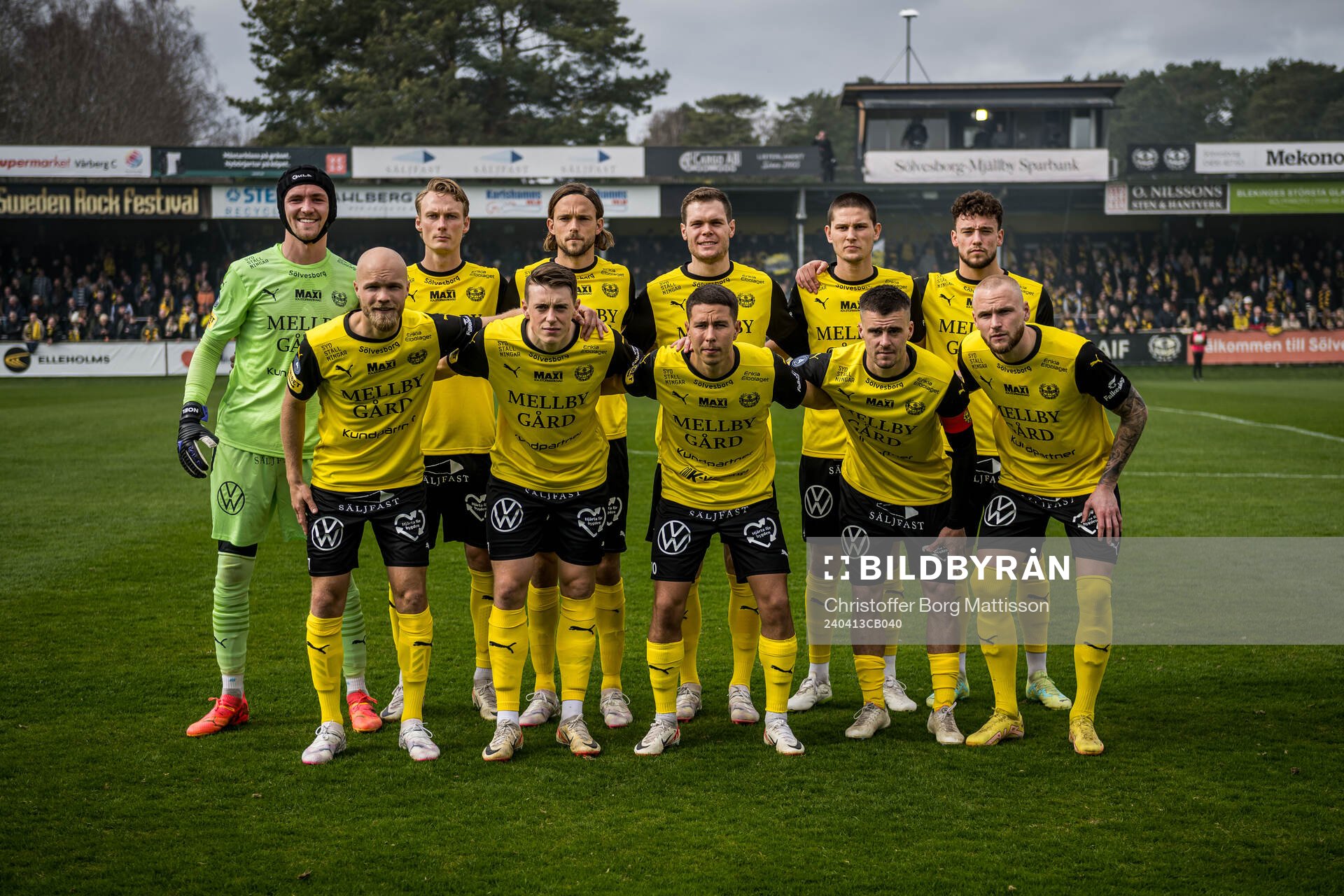 Mjällbys (bakre raden fr. v.) målvakt Noel Törnqvist,