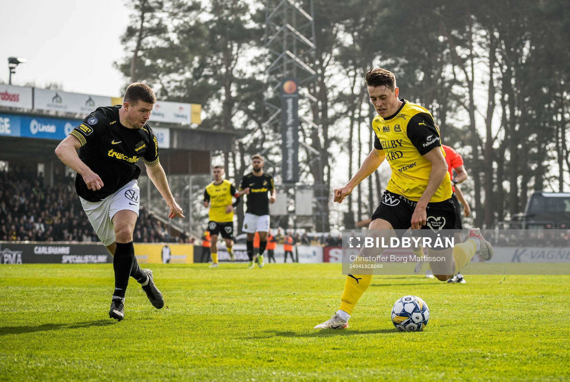 AIKs Benjamin Tiedemann Hansen och Mjällbys Elliot Stroud