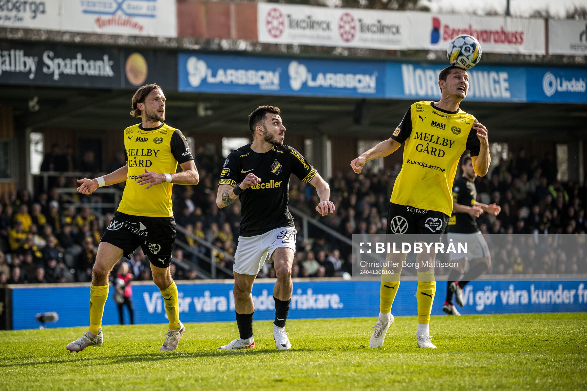 Mjällbys Tom Pettersson och AIKs Ioannis Pittas och Mjällbys Rasmus Wikström under fotbollsmatchen i Allsvenskan mellan Mjällby och AIK den 13 april 2024 i Hällevik. 