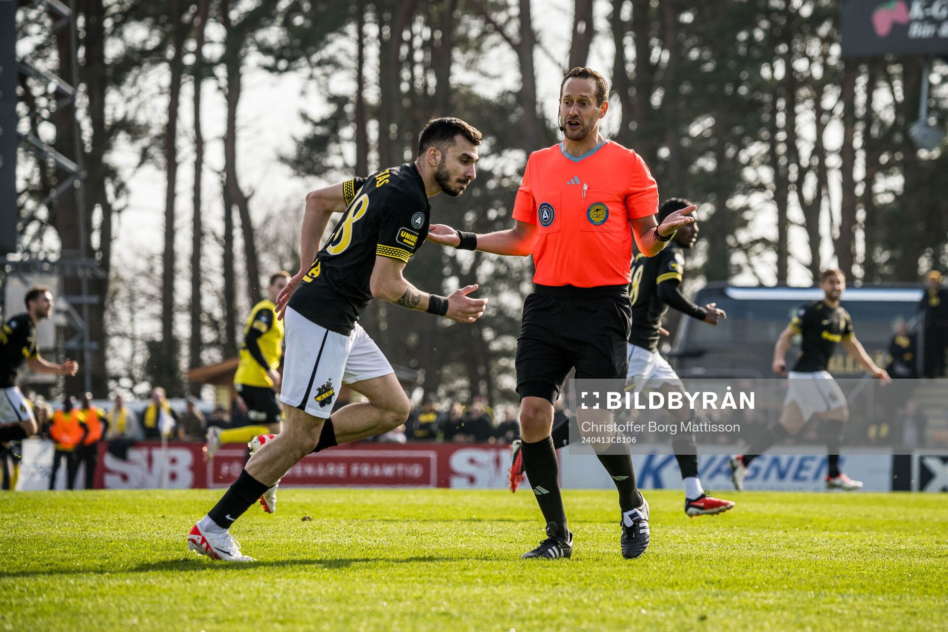 AIKs Ioannis Pittas och Domare Victor Wolf