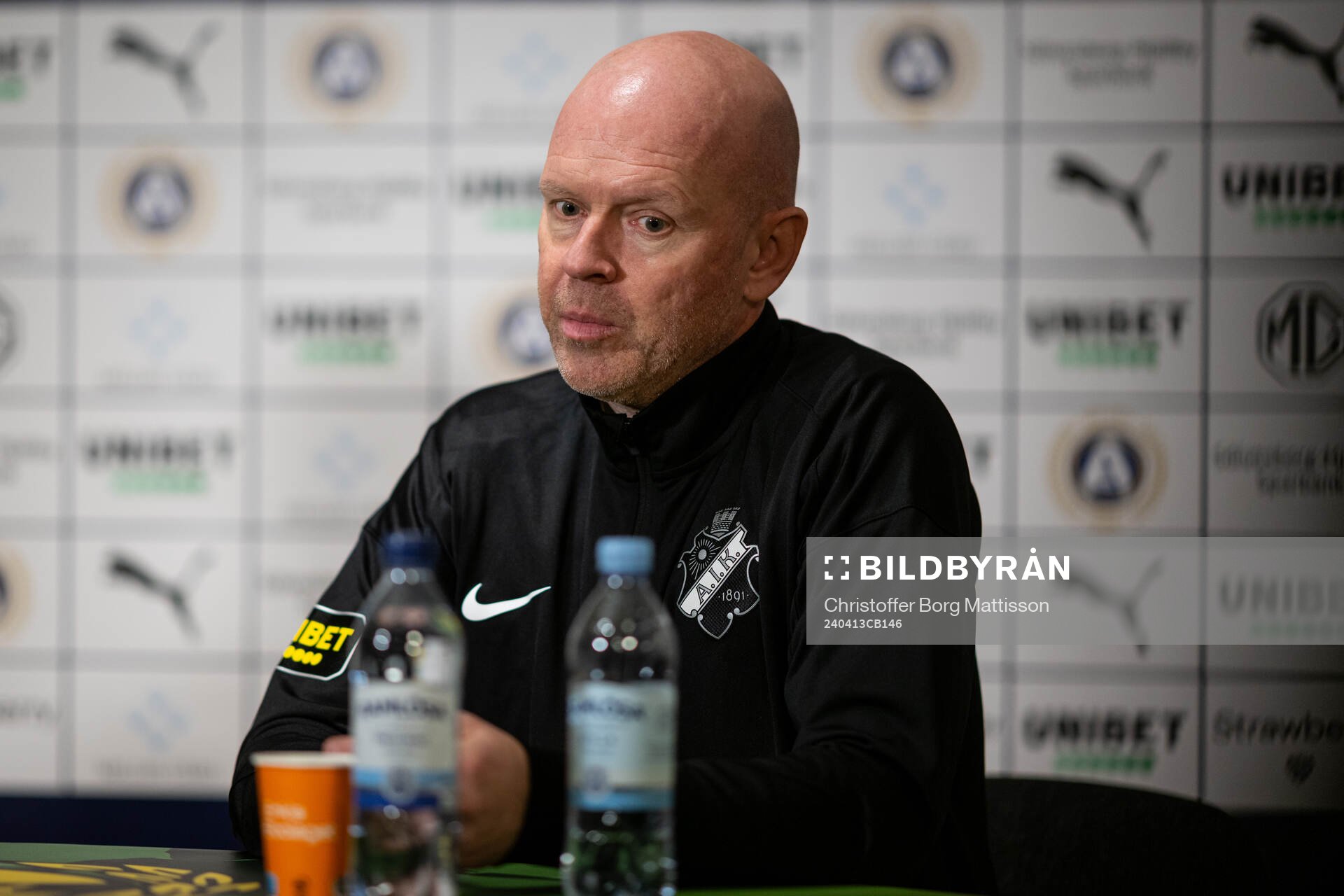 AIKs tränare Henning Berg efter fotbollsmatchen i Allsvenskan mellan Mjällby och AIK den 13 april 2024 i Hällevik. 