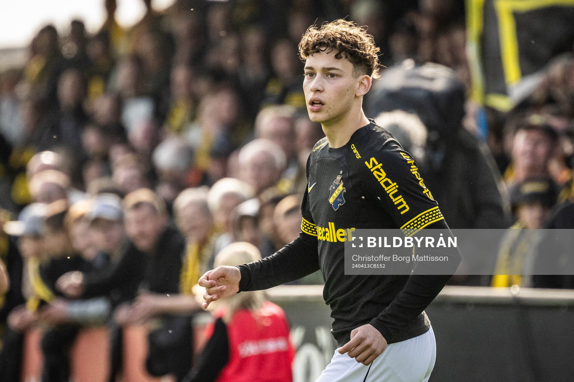 AIKs Victor Andersson under fotbollsmatchen i Allsvenskan mellan Mjällby och AIK den 13 april 2024 i Hällevik. 