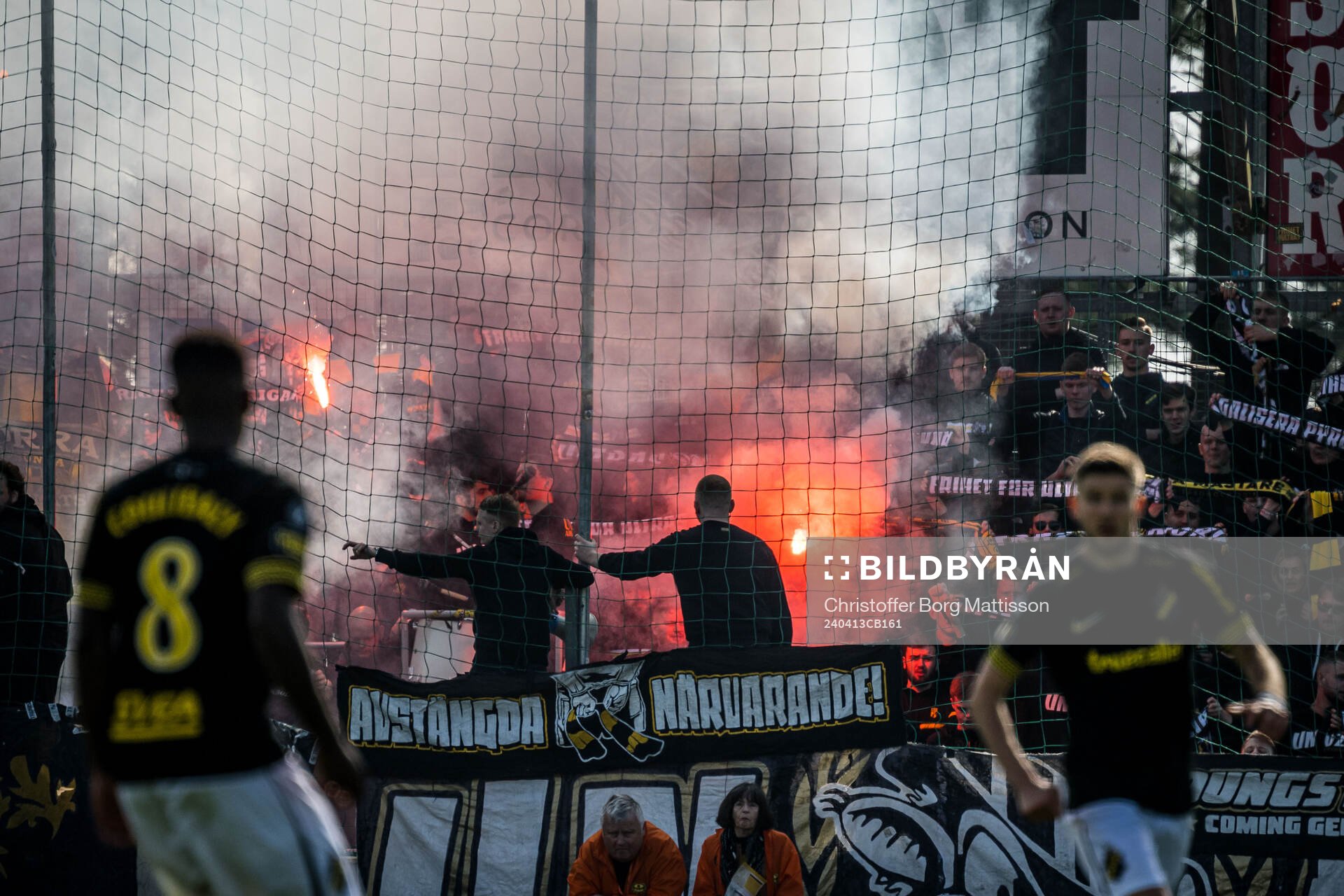 AIKs supportrar med pyroteknik