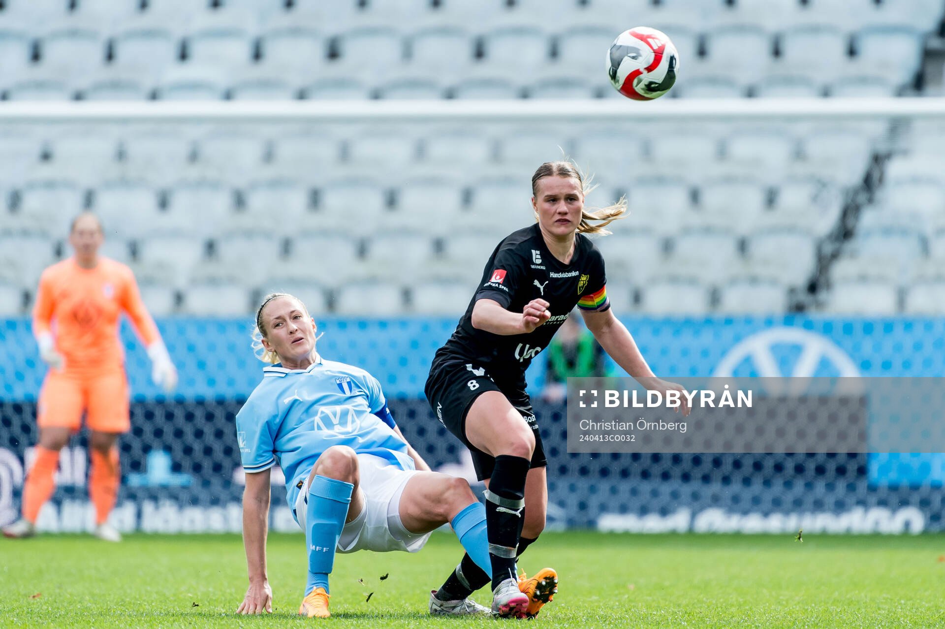 Malmö FFs Sanna Kullberg och Umeås Alexandra Sandström under fotbollsmatchen i Elitettan mellan Malmö FF och Umeå den 13 april 2024 i Malmö.