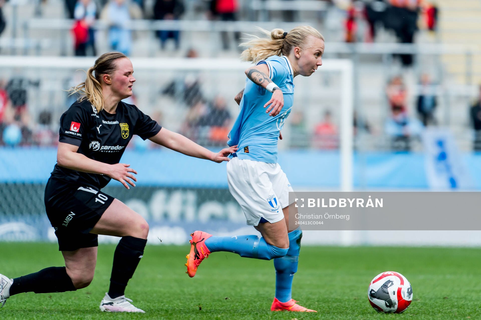 Umeås Alma Davis och Malmö FFs Nathalie Hoff Persson under fotbollsmatchen i Elitettan mellan Malmö FF och Umeå den 13 april 2024 i Malmö. 