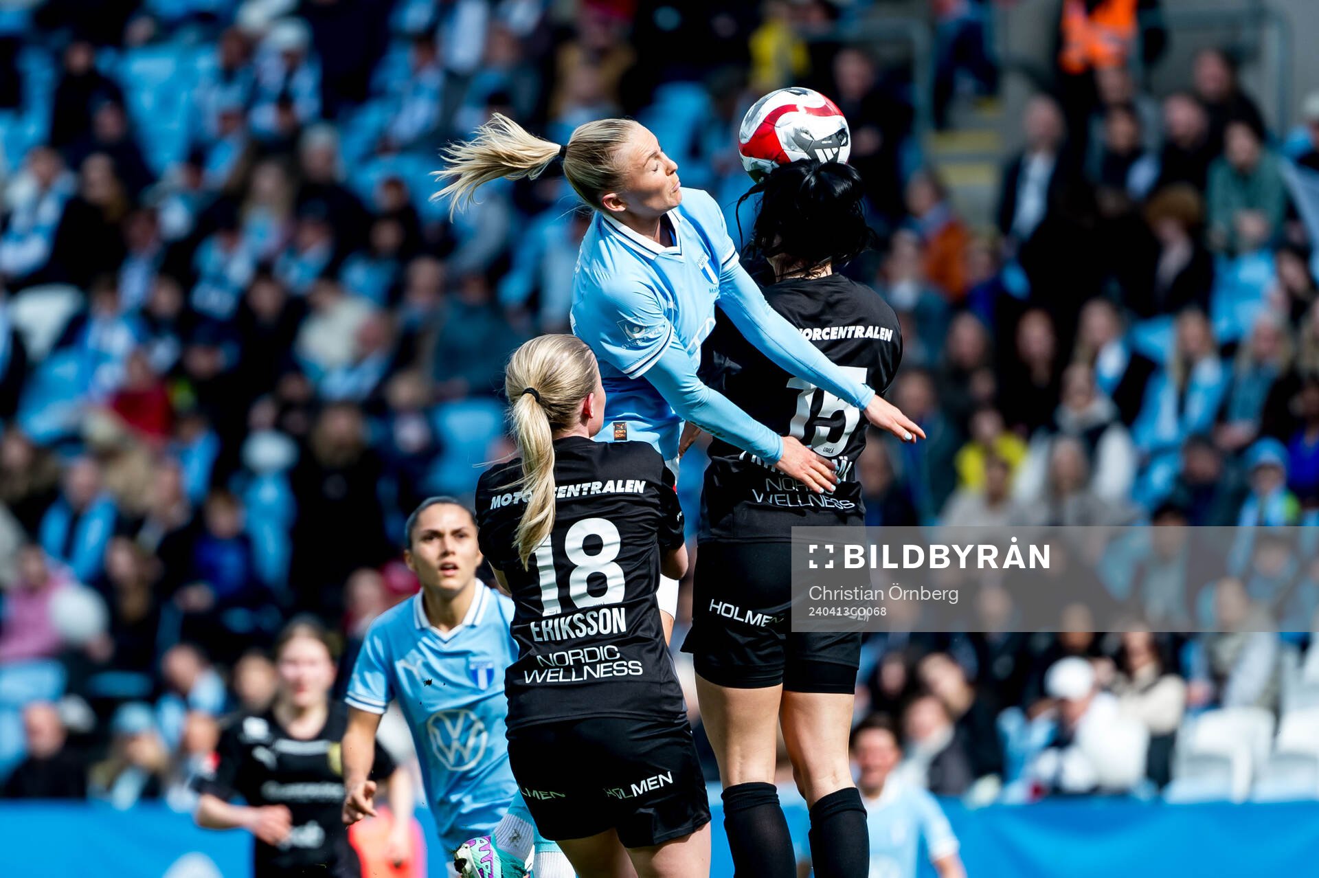 Malmö FFs Beatrice Persson och Umeås Frida Lähteenmäki
