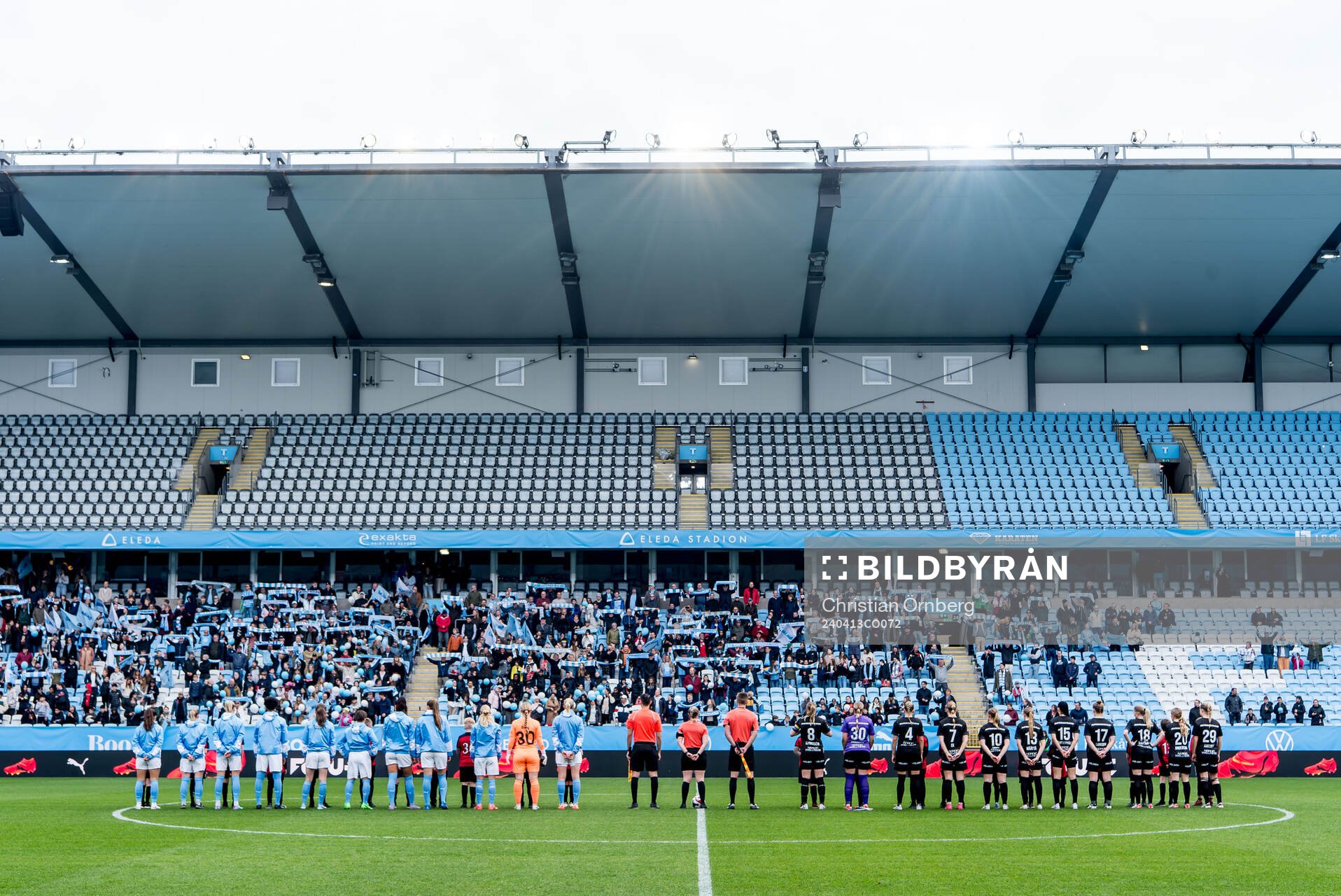 Lagen ställer upp på Eleda stadion inför fotbollsmatchen i Elitettan mellan Malmö FF och Umeå den 13 april 2024 i Malmö. 