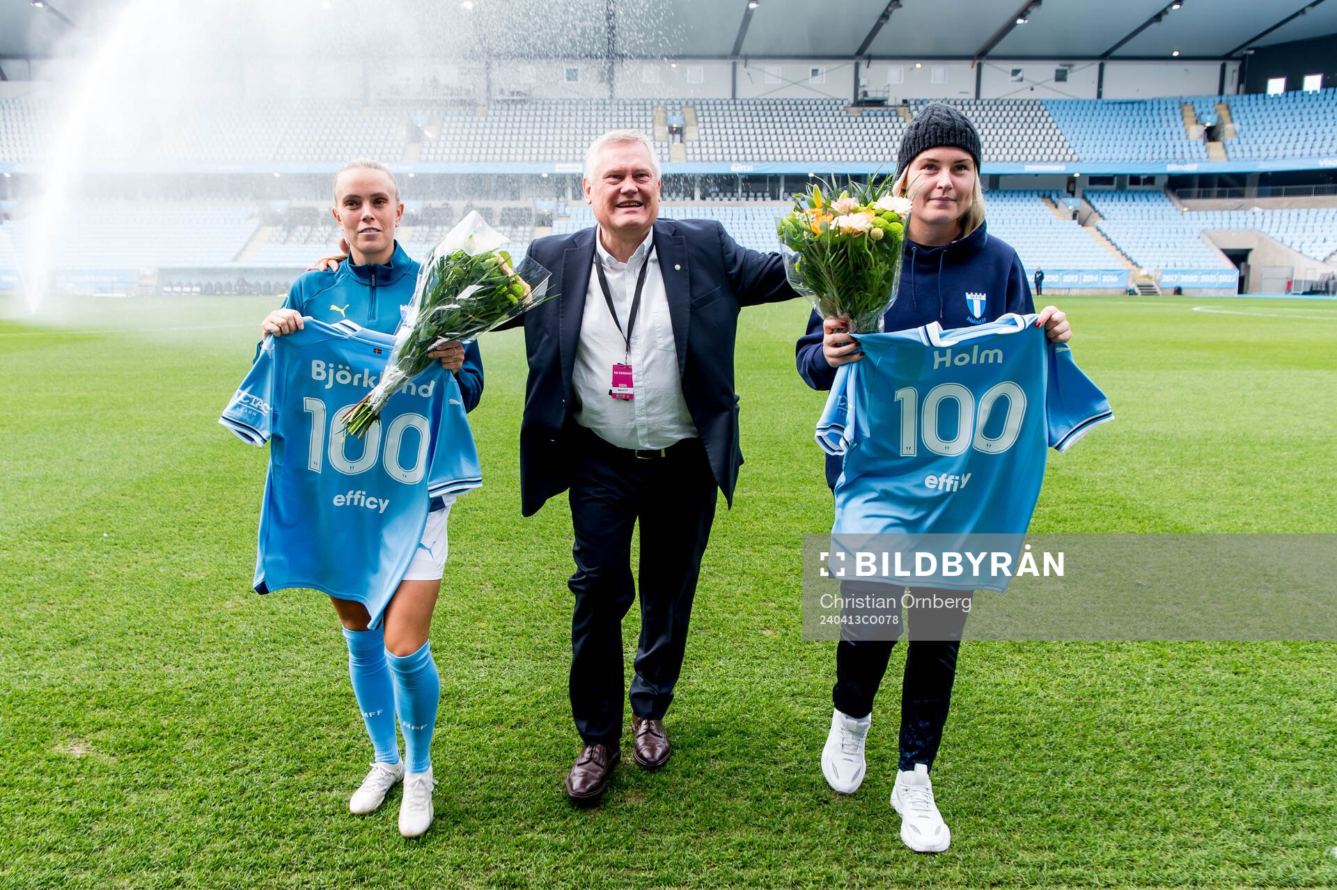 Malmö FFs Rebecka Holm och Elin Björklund hyllas efter att ha passerat 100 spelade matcher i Malmö FF av ordförande Anders Pålsson inför fotbollsmatchen i Elitettan mellan Malmö FF och Umeå den 13 april 2024 i Malmö.
