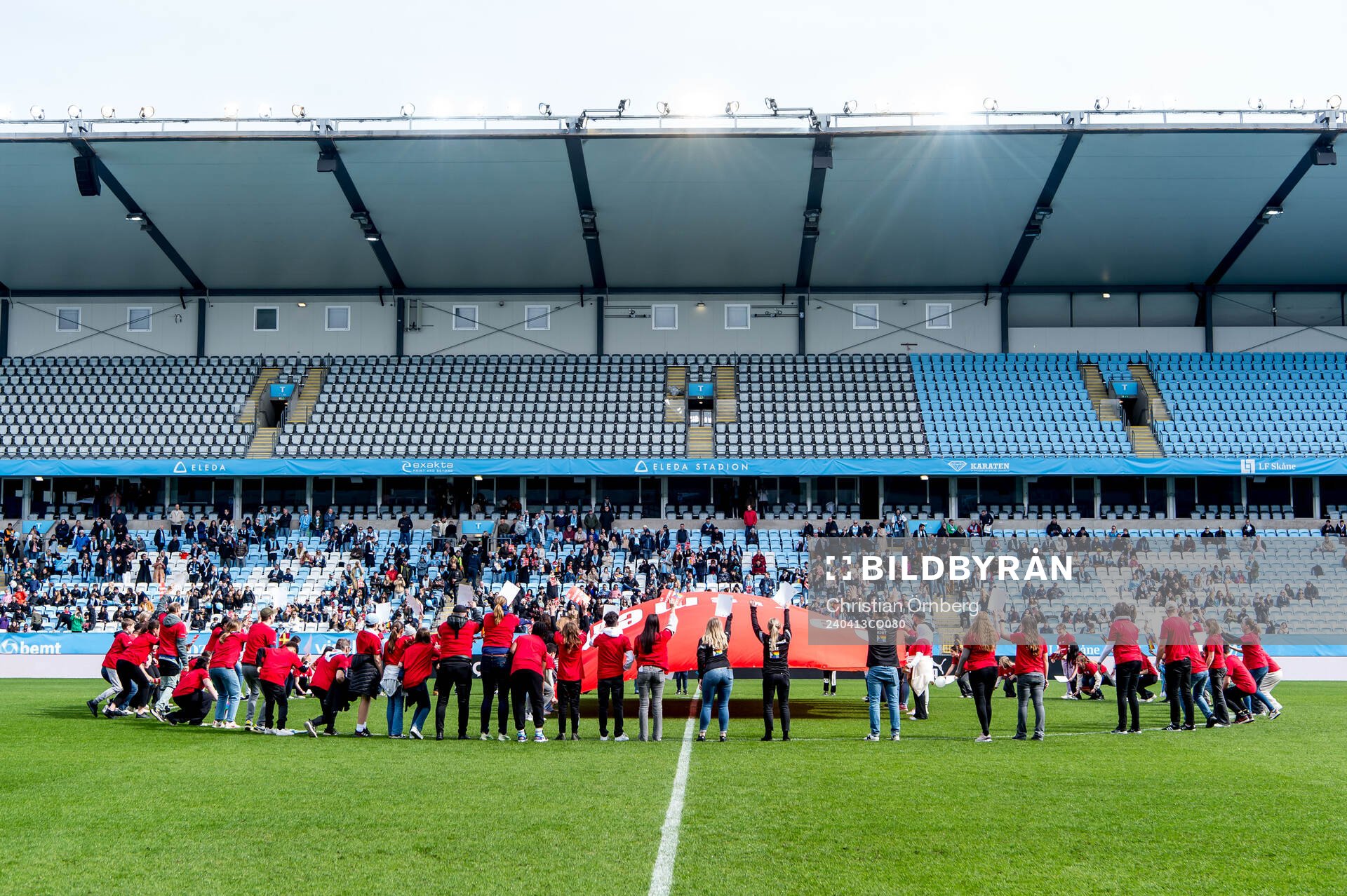 Manifestation mot rasism på Eleda stadion i halvtid under fotbollsmatchen i Elitettan mellan Malmö FF och Umeå den 13 april 2024 i Malmö. 