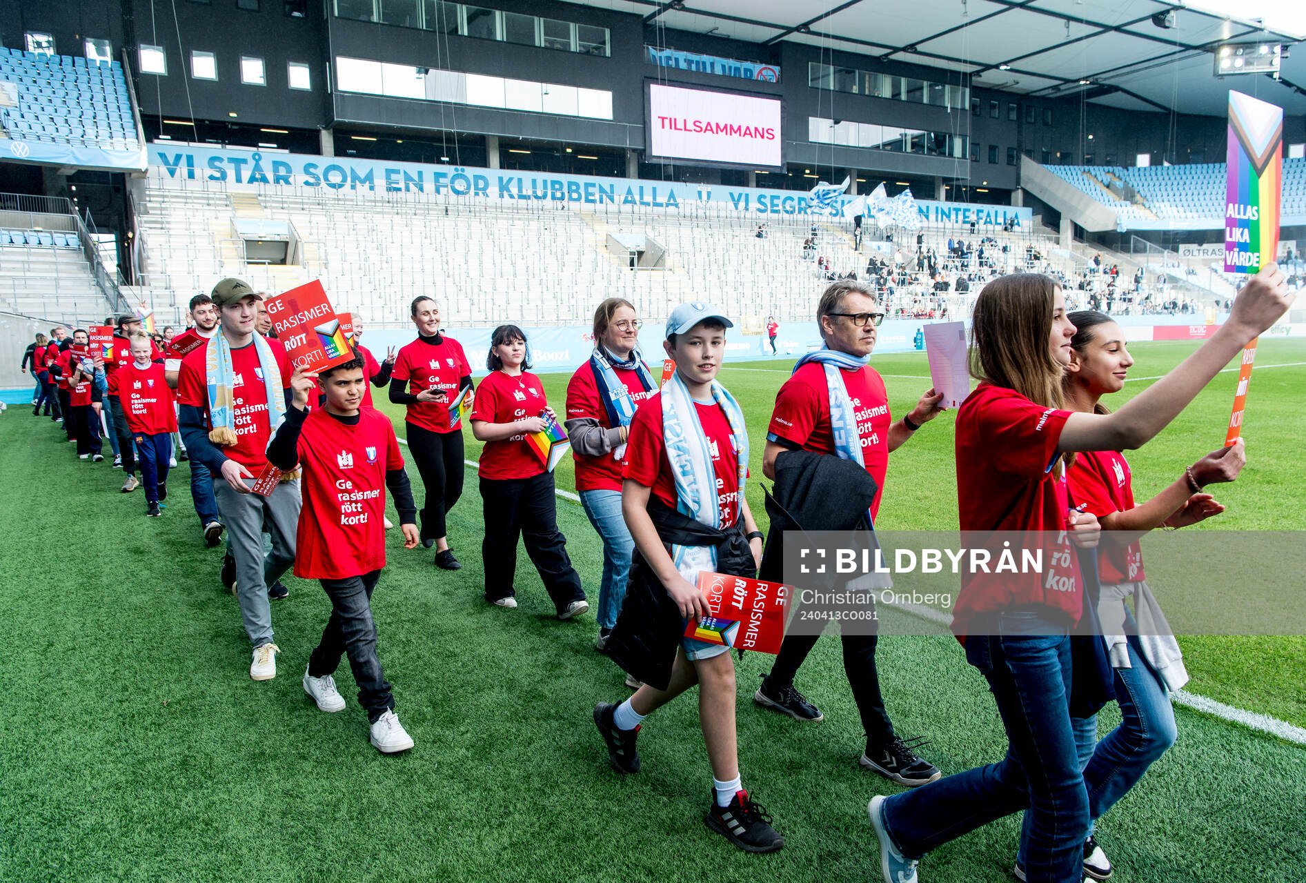Manifestation mot rasism på Eleda stadion i halvtid under fotbollsmatchen i Elitettan mellan Malmö FF och Umeå den 13 april 2024 i Malmö. 