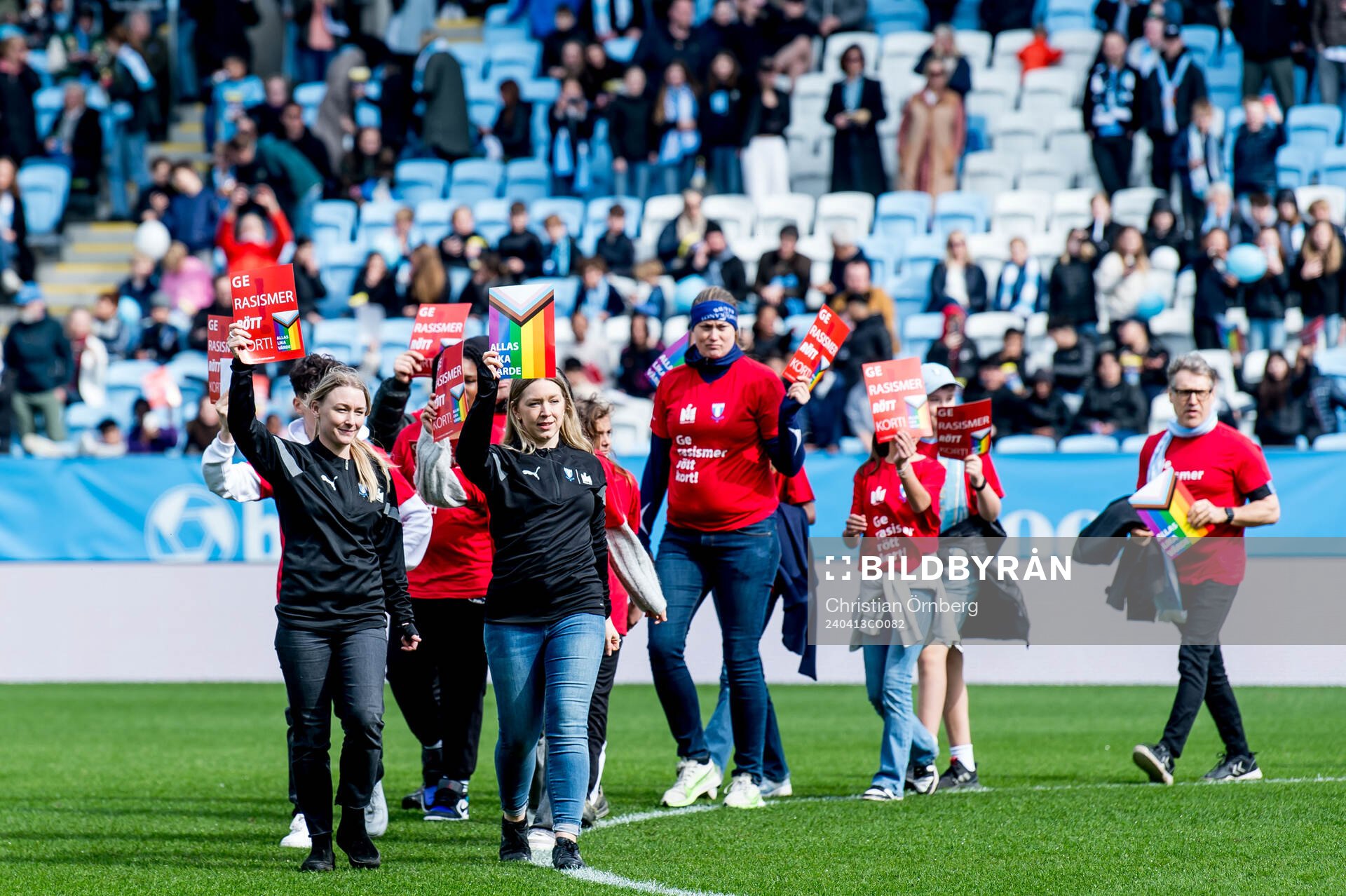 Manifestation mot rasism på Eleda stadion i halvtid under fotbollsmatchen i Elitettan mellan Malmö FF och Umeå den 13 april 2024 i Malmö. 
