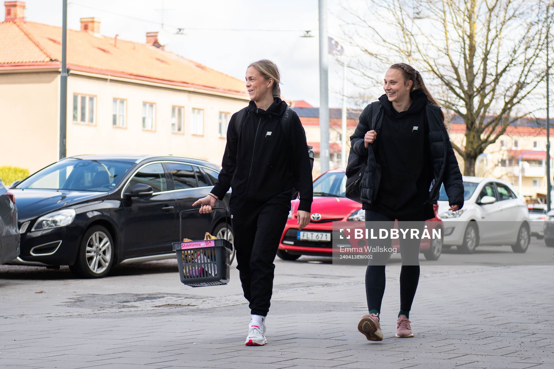 Hammarbys fysioterapeut Filippa Sparf och Anna Tamminen
