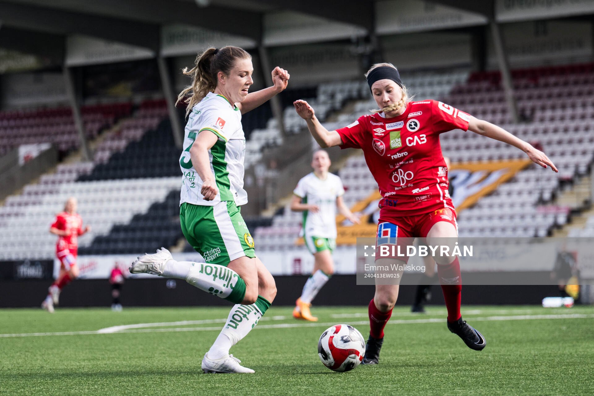 Hammarbys Emma Westin och KIF Örebros Sanni Ojanen