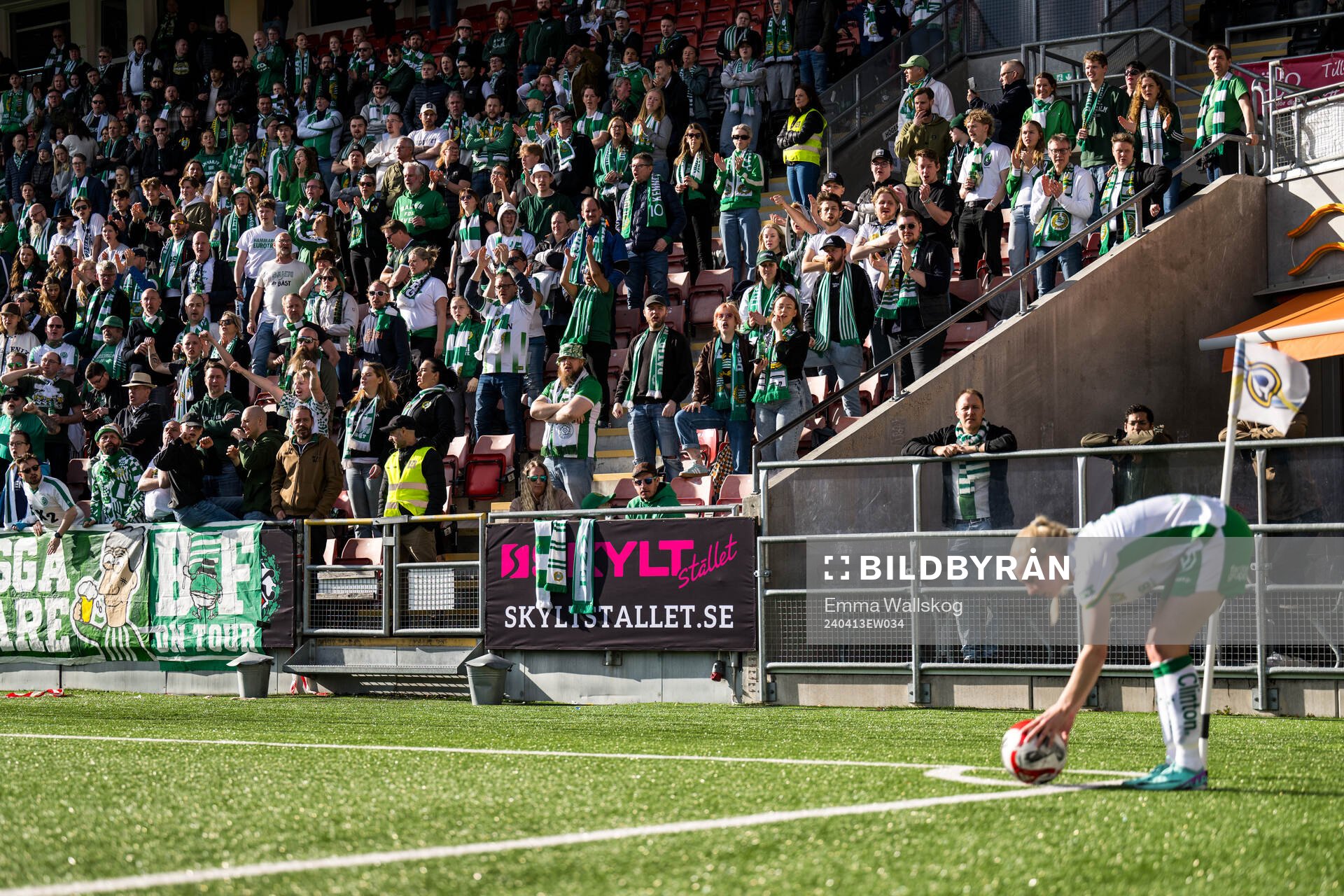 Hammarbys supportrarunder fotbollsmatchen i Damallsvenskan