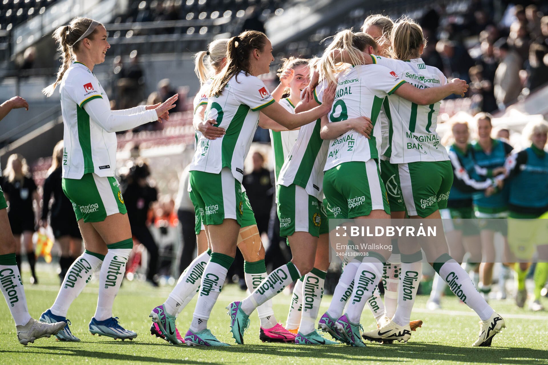 Hammarbys Emilie Joramo jublar med lagkamrater