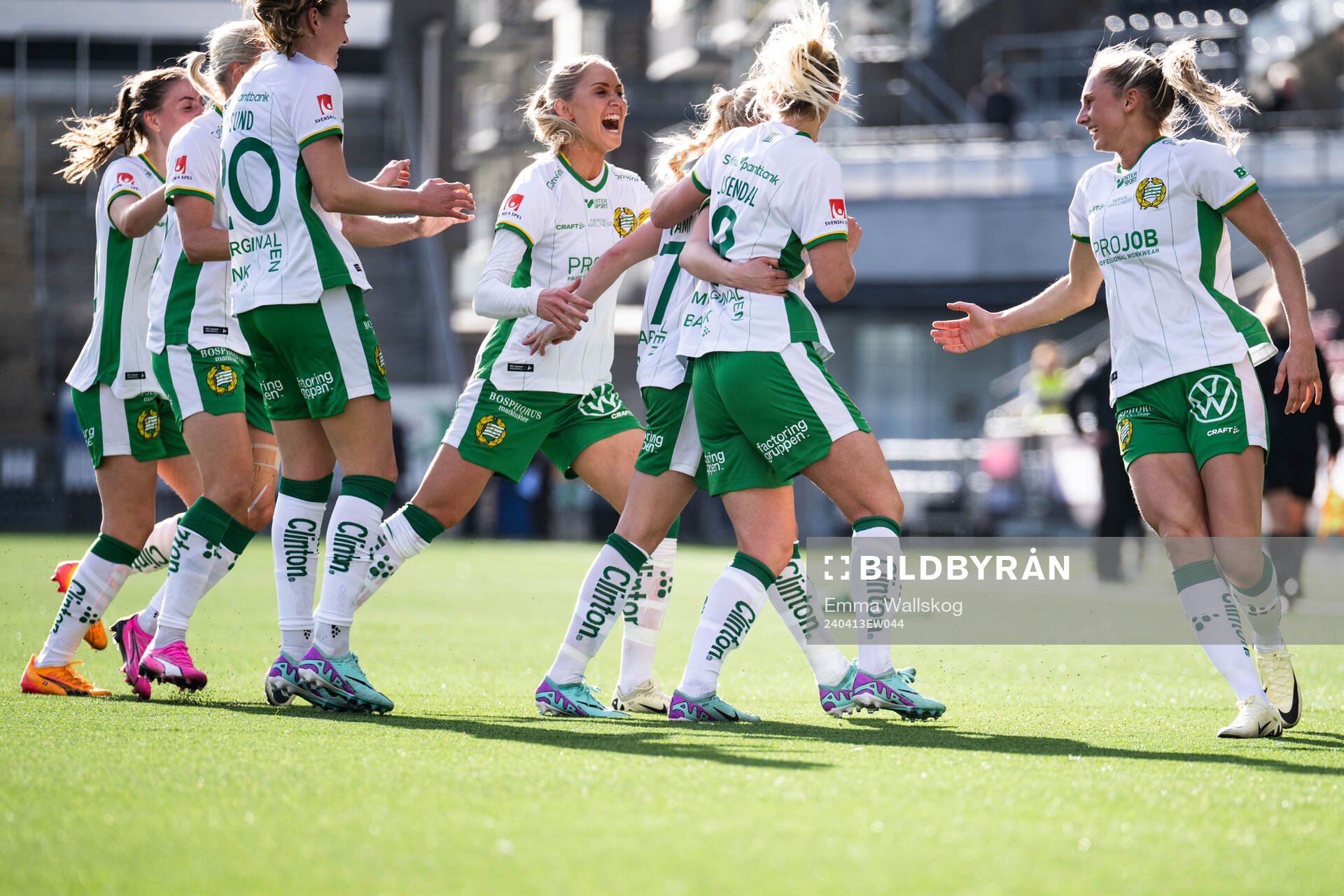 Hammarbys Emilie Joramo jublar med lagkamrater