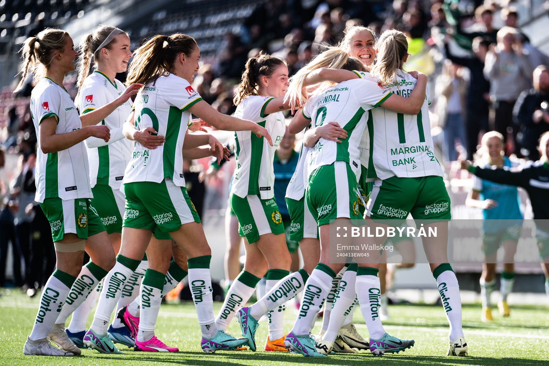 Hammarbys Emilie Joramo jublar med lagkamrater
