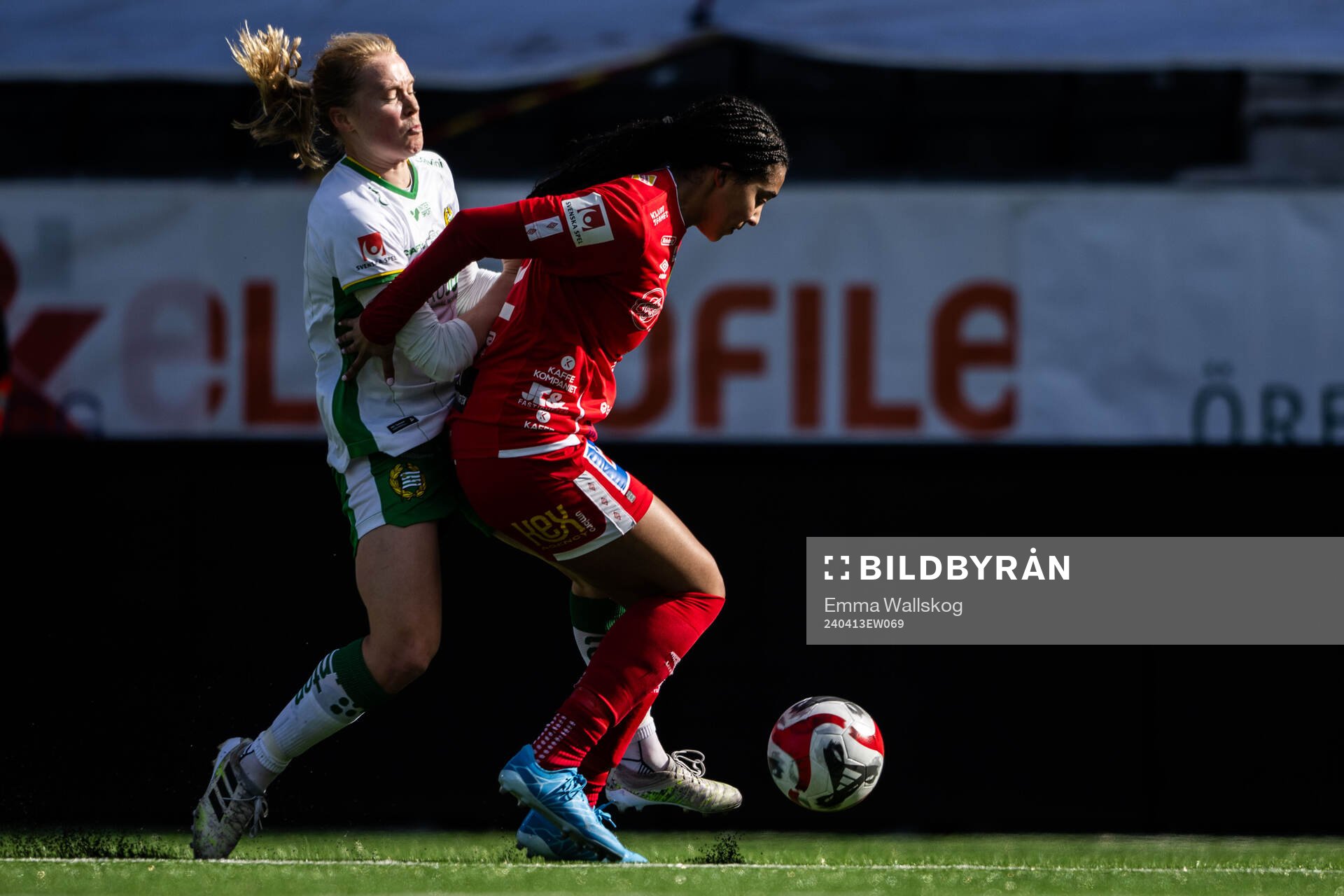 Hammarbys Julie Blakstad och KIF Örebros Ashley Michelle