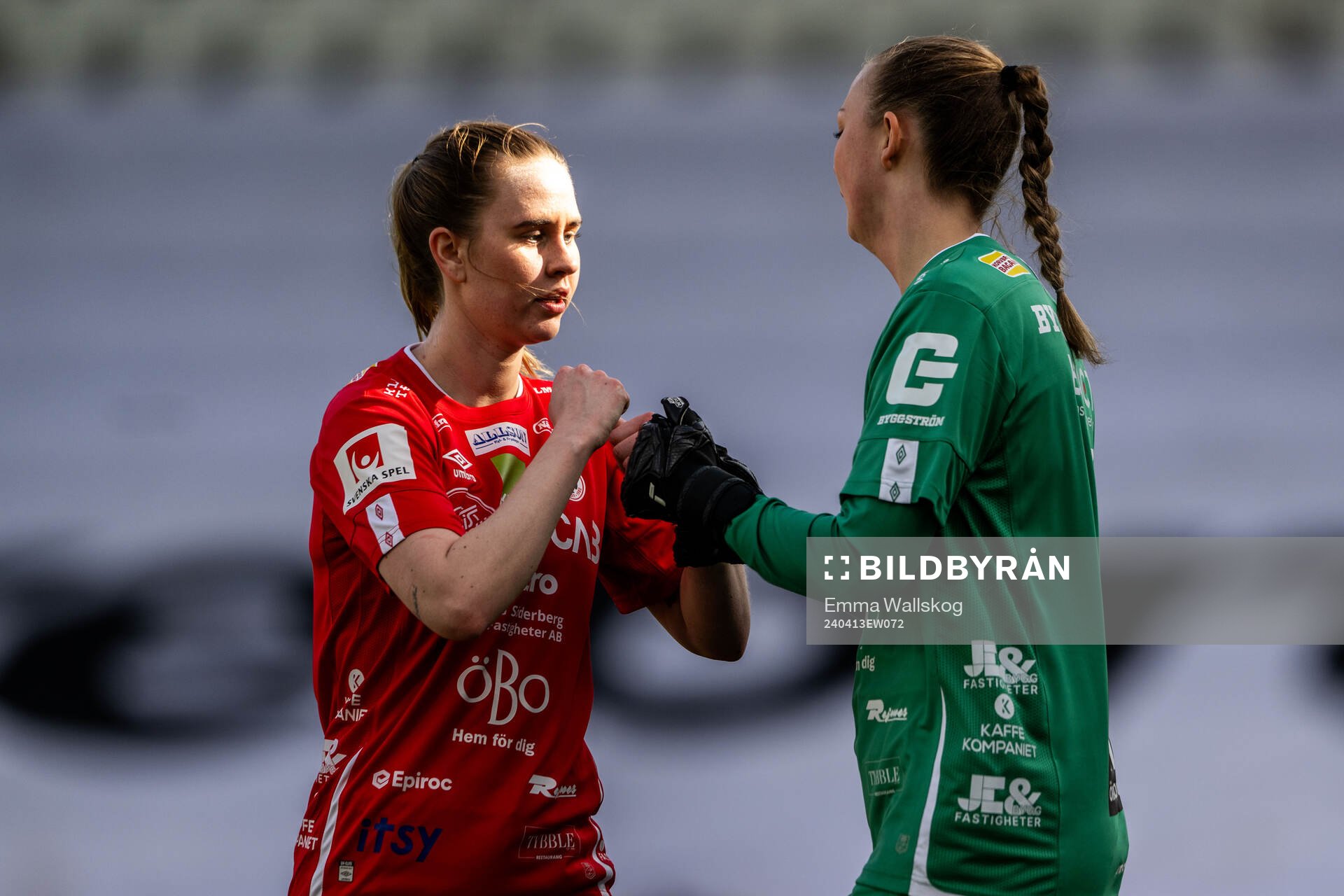 KIF Örebros Katla Maria Thordardottir och målvakt Clara Ekstrand under fotbollsmatchen i Damallsvenskan mellan KIF Örebro och Hammarby den 13 april 2024 i Örebro.