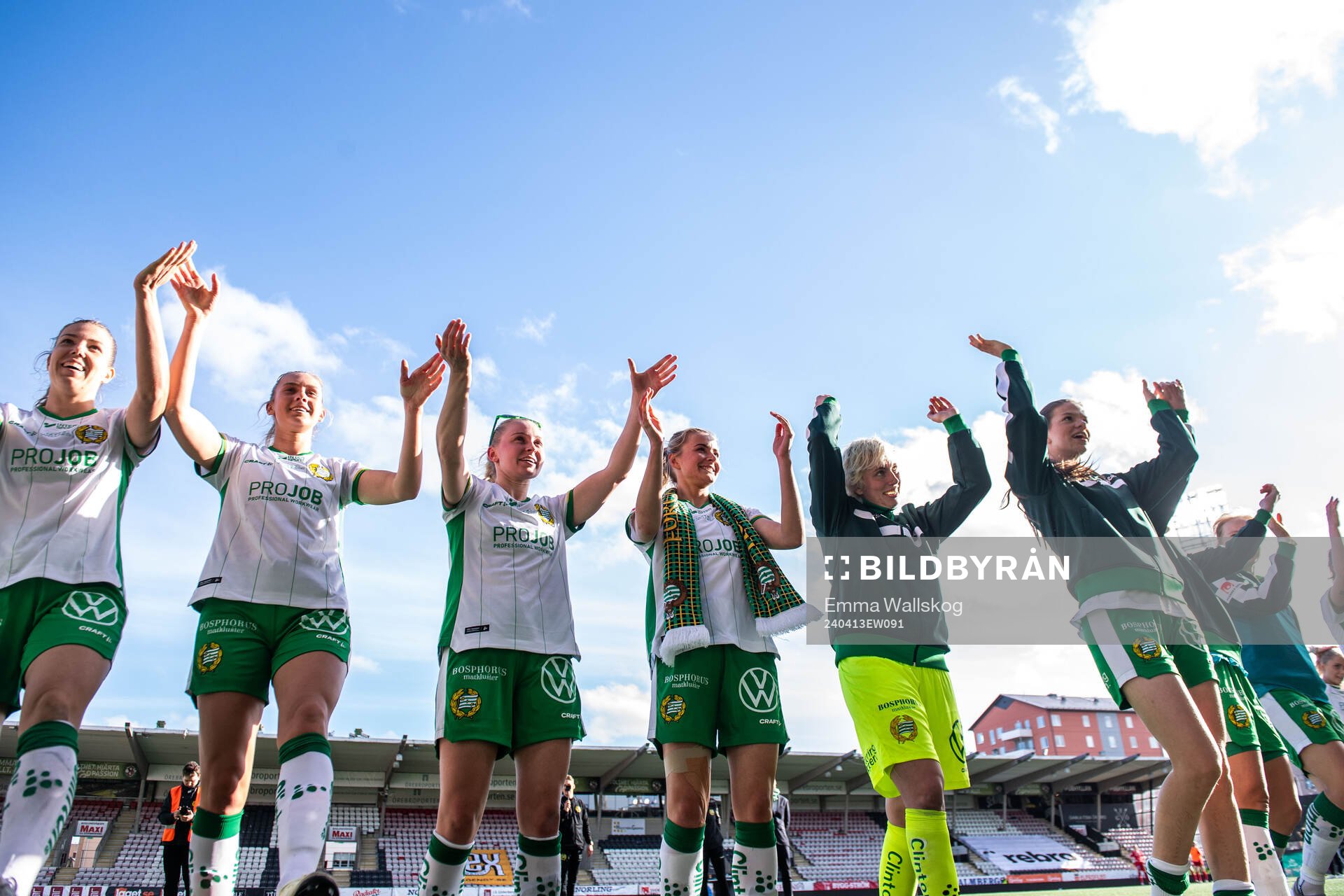 Hammarbys spelare jublar efter fotbollsmatchen i Damallsvenskan mellan KIF Örebro och Hammarby den 13 april 2024 i Örebro. 