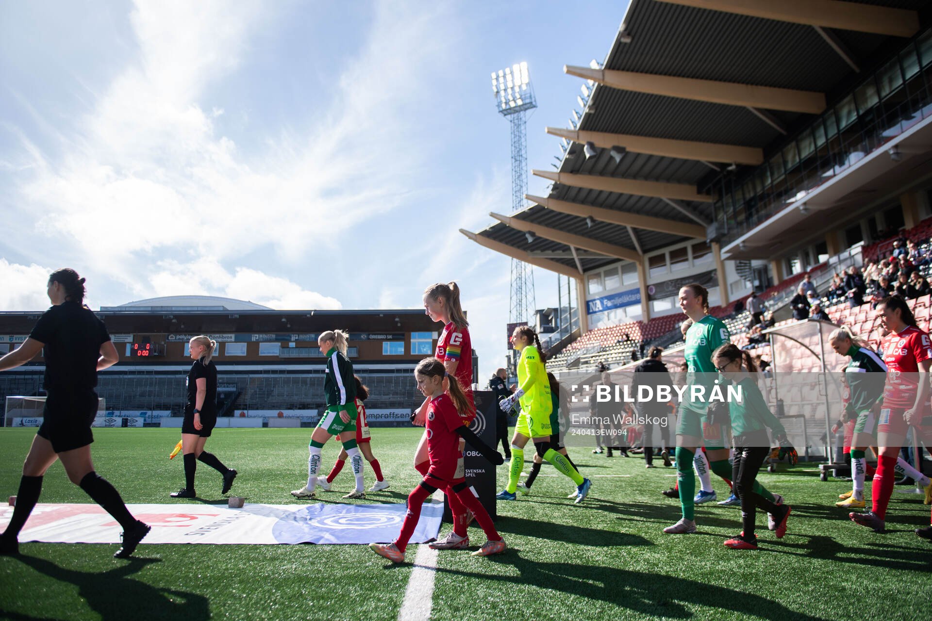 Hammarbys och KIF Örebros spelare gör entré