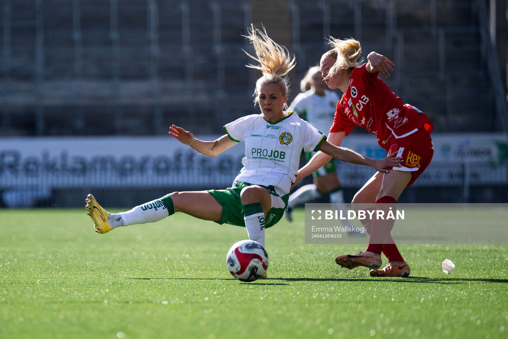 Hammarbys Lotta Ökvist och KIF Örebros Ida Björnberg under fotbollsmatchen i Damallsvenskan mellan KIF Örebro och Hammarby den 13 april 2024 i Örebro. 