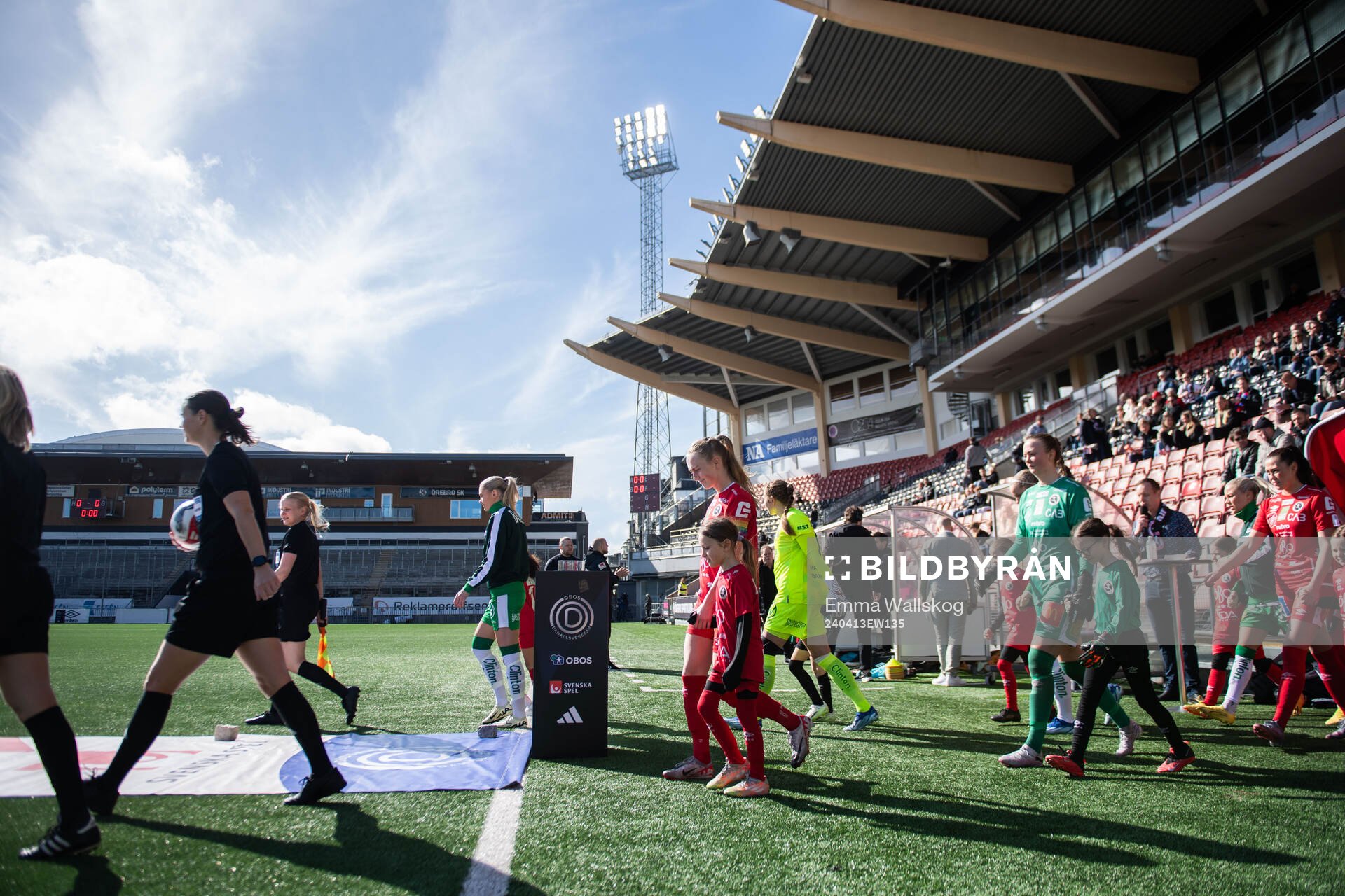 Hammarbys och KIF Örebros spelare gör entré