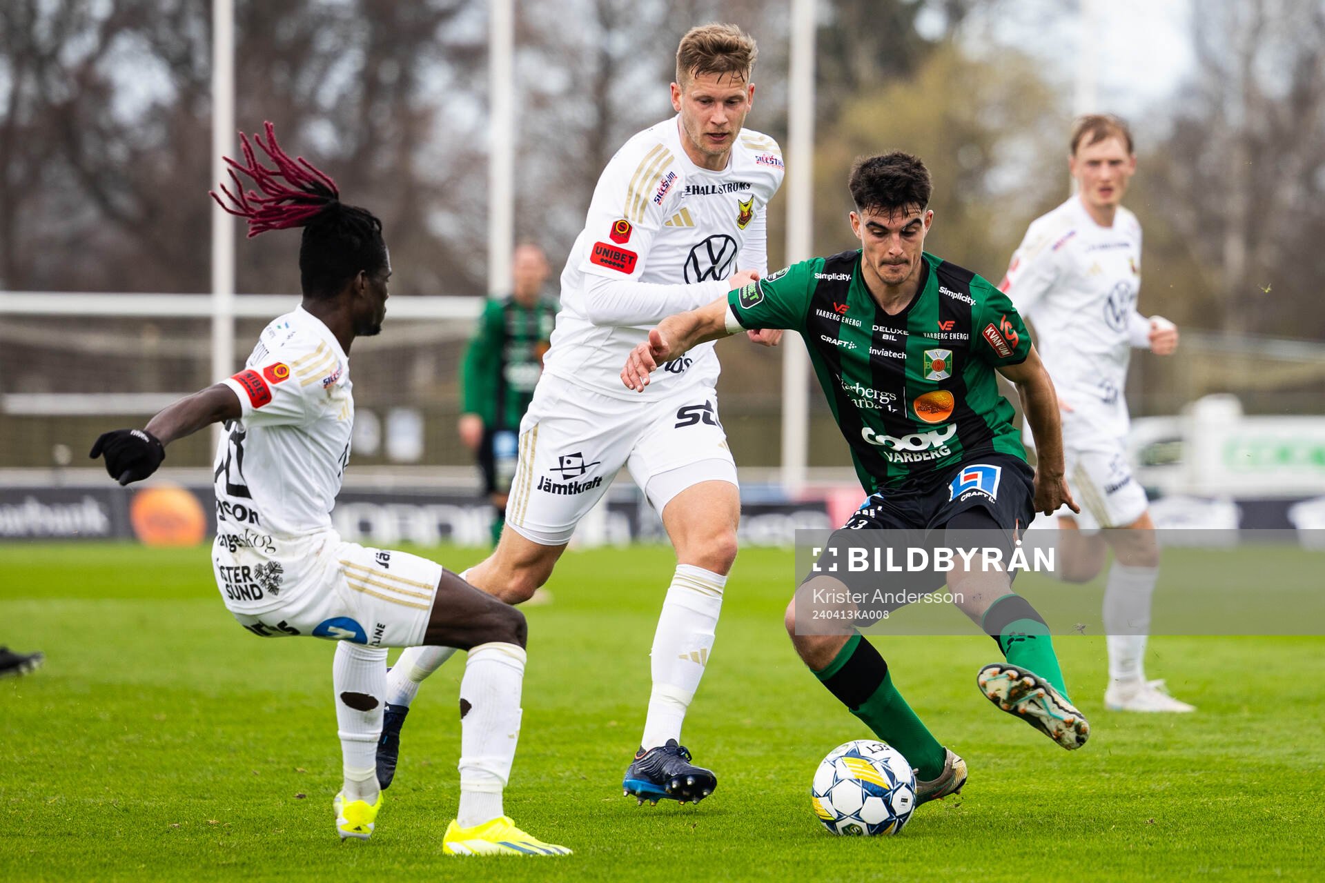 Östersunds Yannick Armel Assiedou Adjoumani och Kevin Jablinski mot Varbergs Marc Ante Tokich under fotbollsmatchen i Superettan mellan Varberg och Östersund den 13 april 2024 i Varberg.