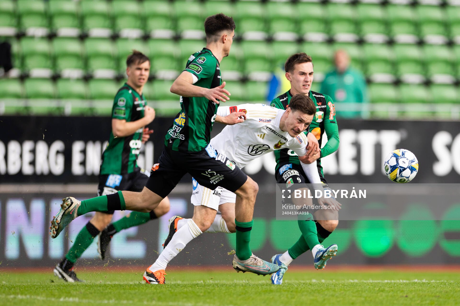 Östersunds Jamie Ryan Hopcutt och Varbergs Anton Kurochkin