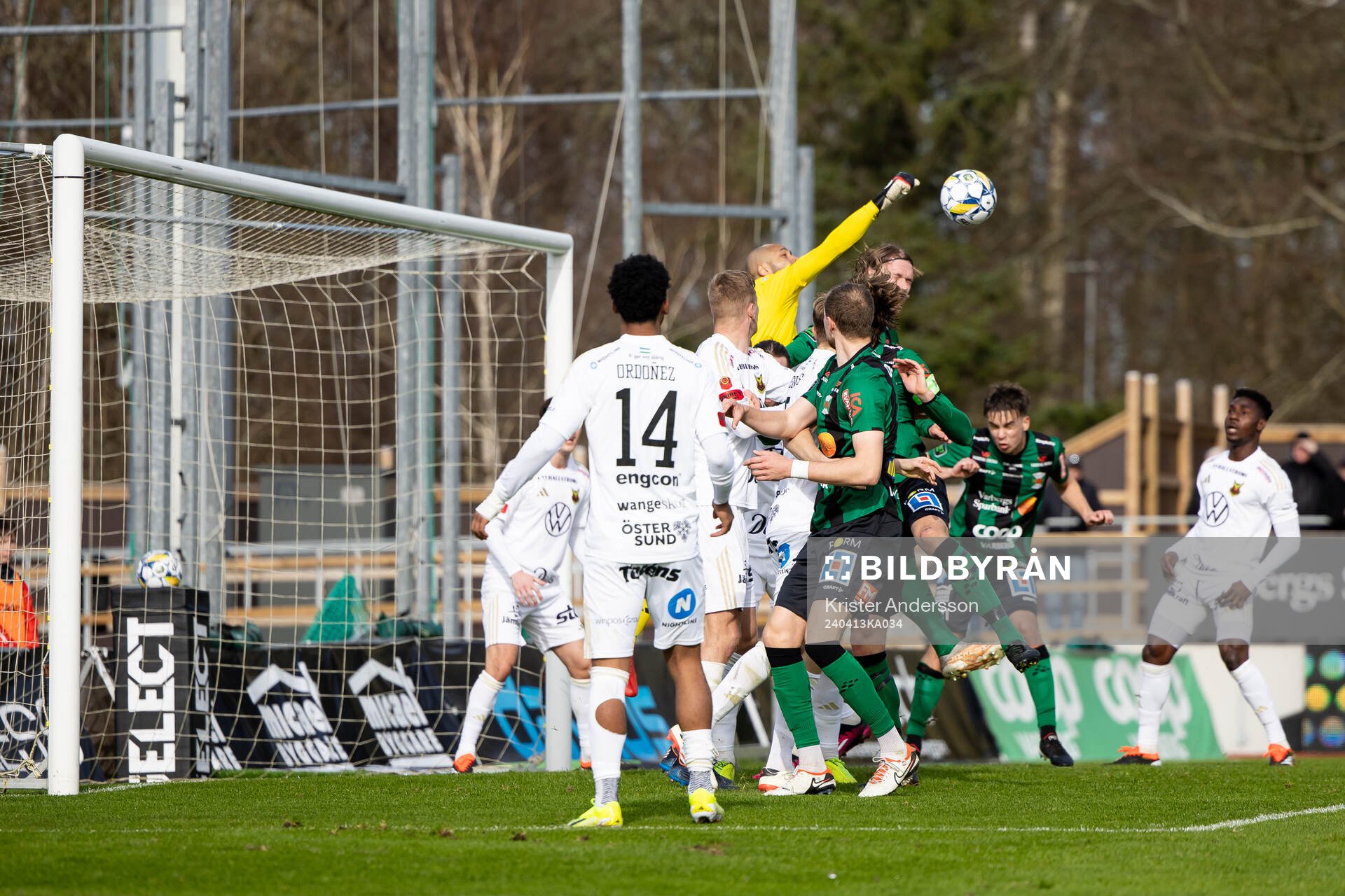 Östersunds målvakt Aly Keita boxar bort bollen