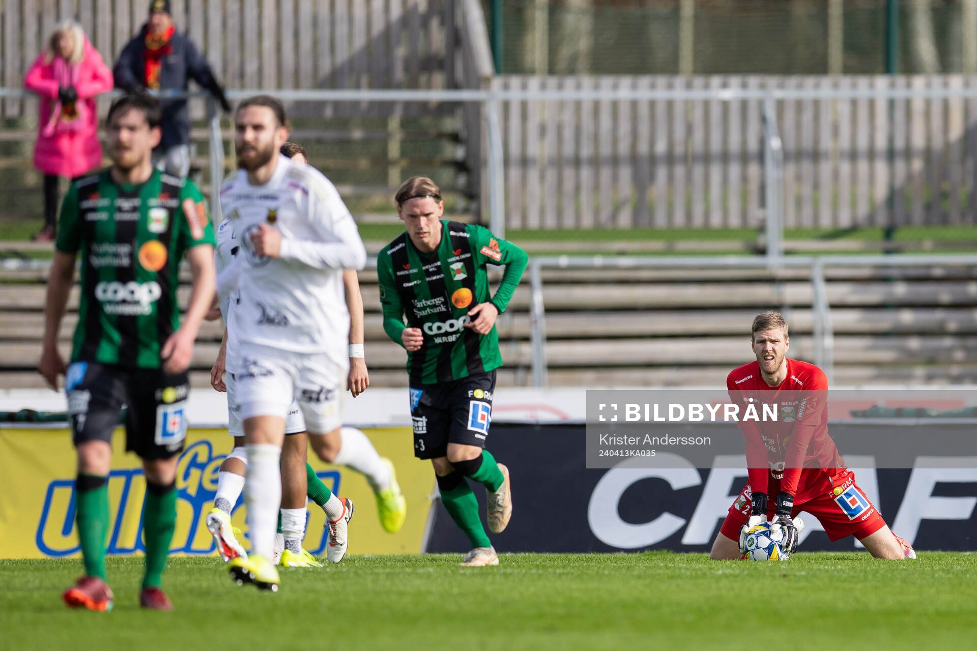 Varbergs målvakt Fredrik Andersson under fotbollsmatchen i Superettan mellan Varberg och Östersund den 13 april 2024 i Varberg. 