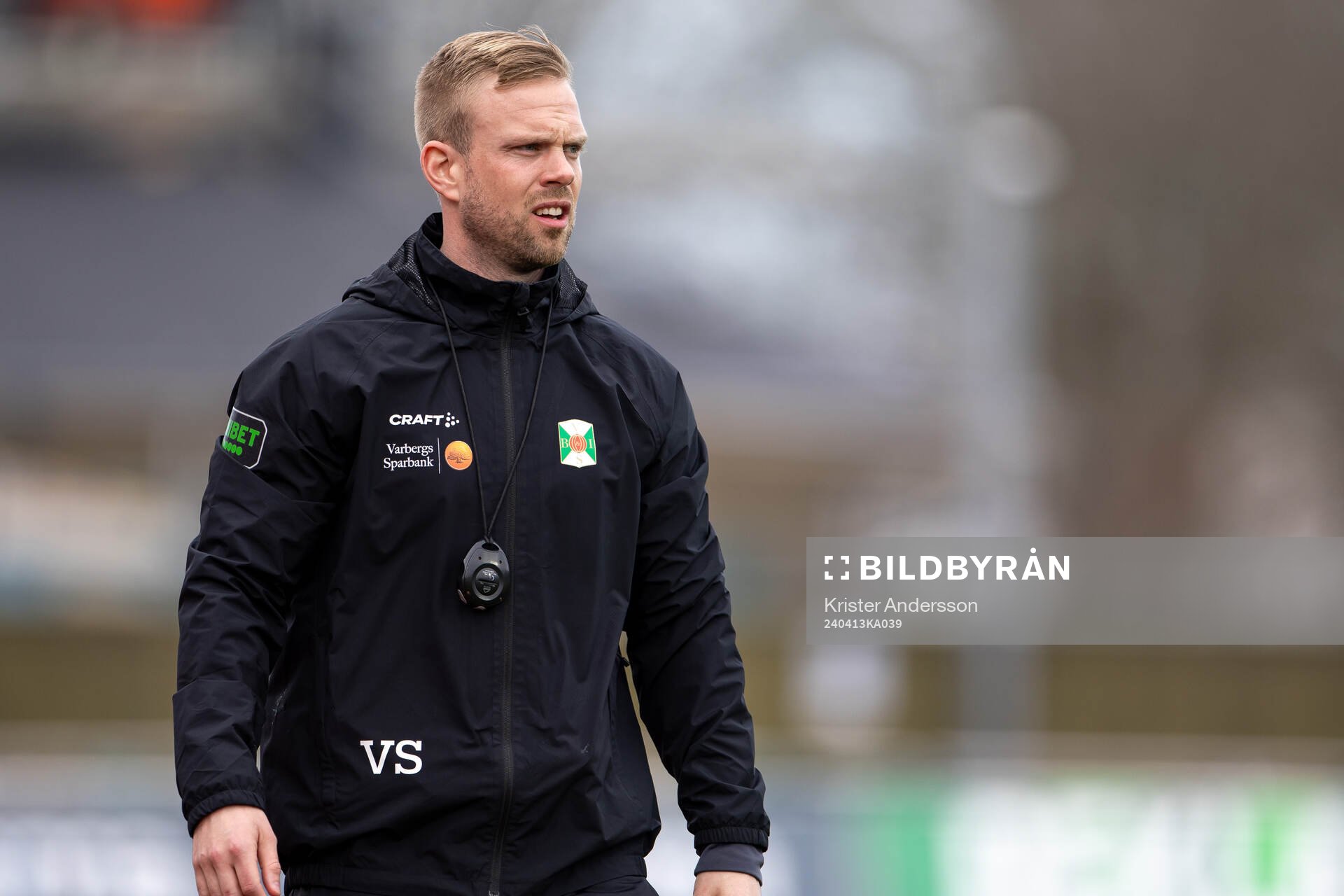 Varbergs assisterande tränare Victor Salwén under fotbollsmatchen i Superettan mellan Varberg och Östersund den 13 april 2024 i Varberg.
