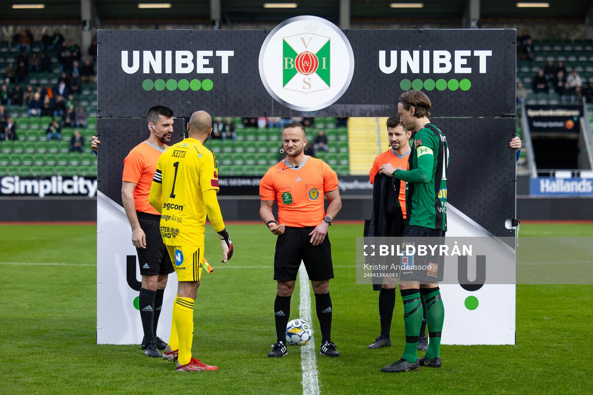 Domare Rinon Hasani med slantsingling inför fotbollsmatchen i Superettan mellan Varberg och Östersund den 13 april 2024 i Varberg. 