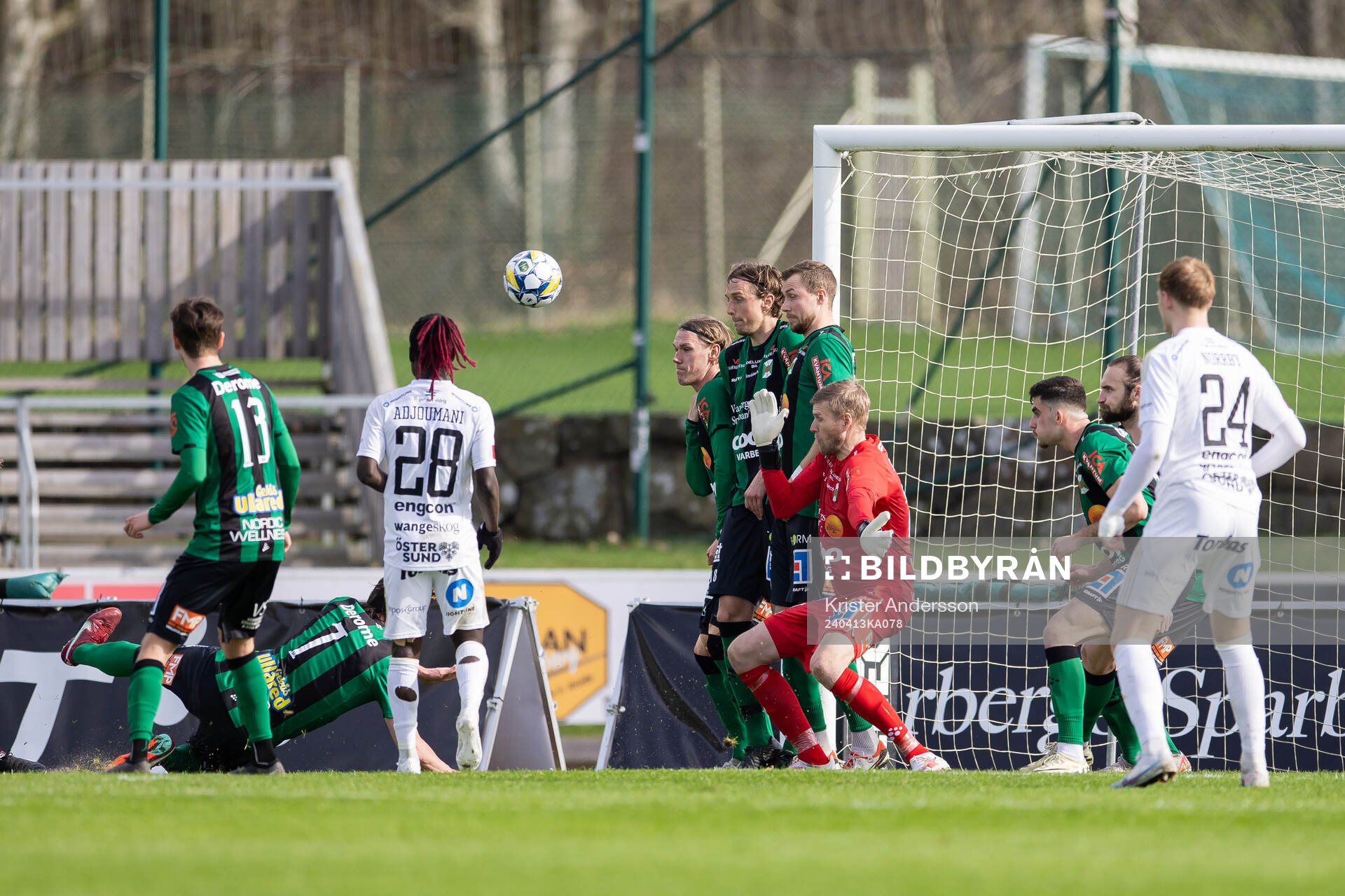 Varbergs spelare bildar mur vid frispark under fotbollsmatchen i Superettan mellan Varberg och Östersund den 13 april 2024 i Varberg. 