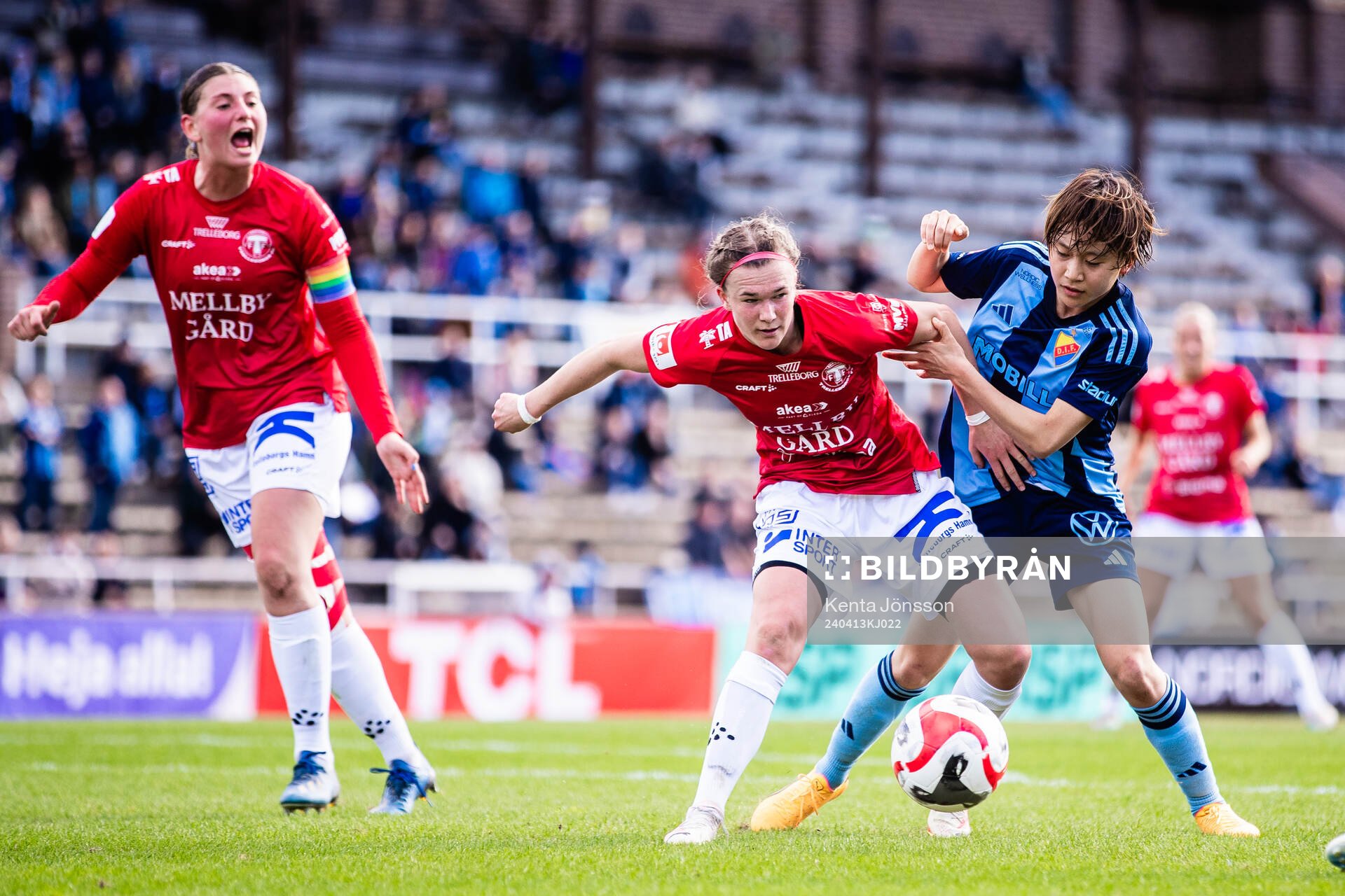 Trelleborgs Erica Persson Welin och Djurgårdens Shinomi Koyama under fotbollsmatchen i Damallsvenskan mellan Djurgården och Trelleborg den 13 april 2024 i Stockholm.