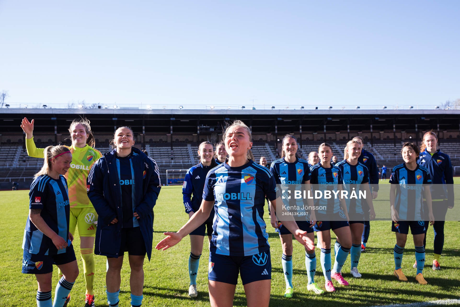 Djurgårdens Louise Hvarfner jublar med lagkamrater efter fotbollsmatchen i Damallsvenskan mellan Djurgården och Trelleborg den 13 april 2024 i Stockholm.