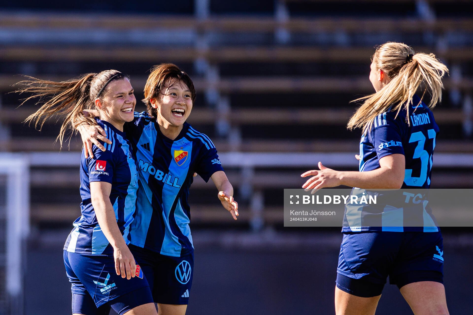 Djurgårdens Shinomi Koyama (m) jublar med Alexsandra