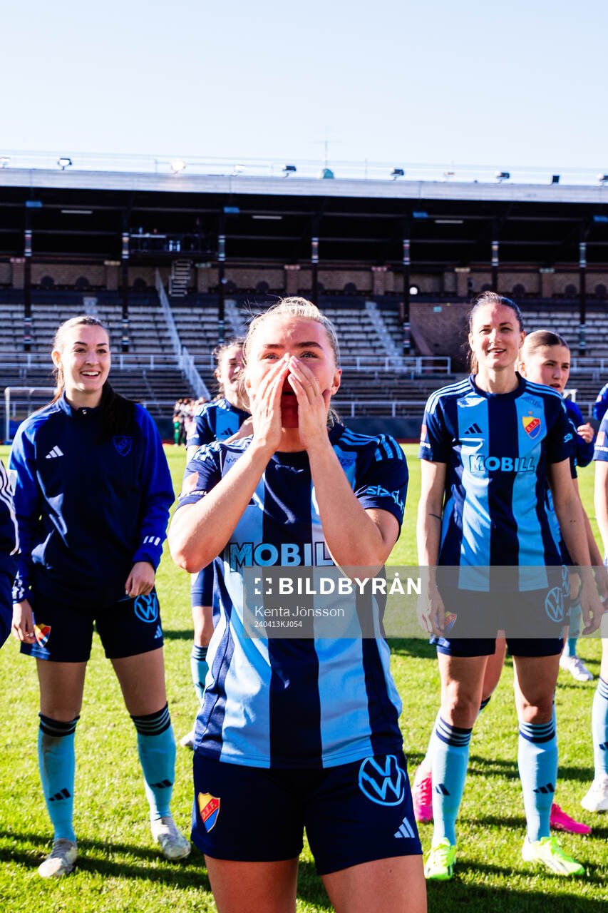 Djurgårdens Louise Hvarfner jublar efter fotbollsmatchen i Damallsvenskan mellan Djurgården och Trelleborg den 13 april 2024 i Stockholm.