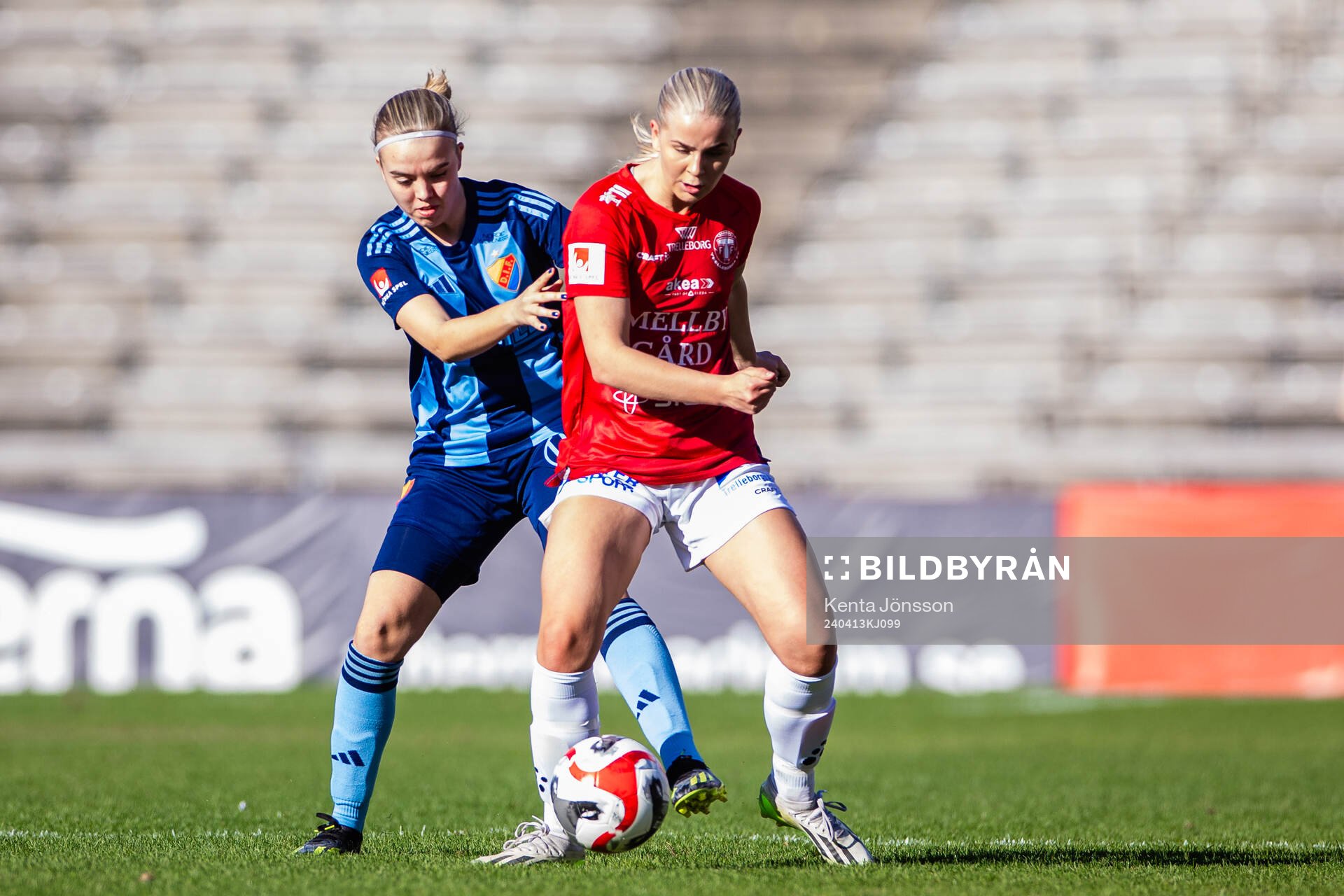 Djurgårdens Elin Westlund och Trelleborgs Moa Karlsson
