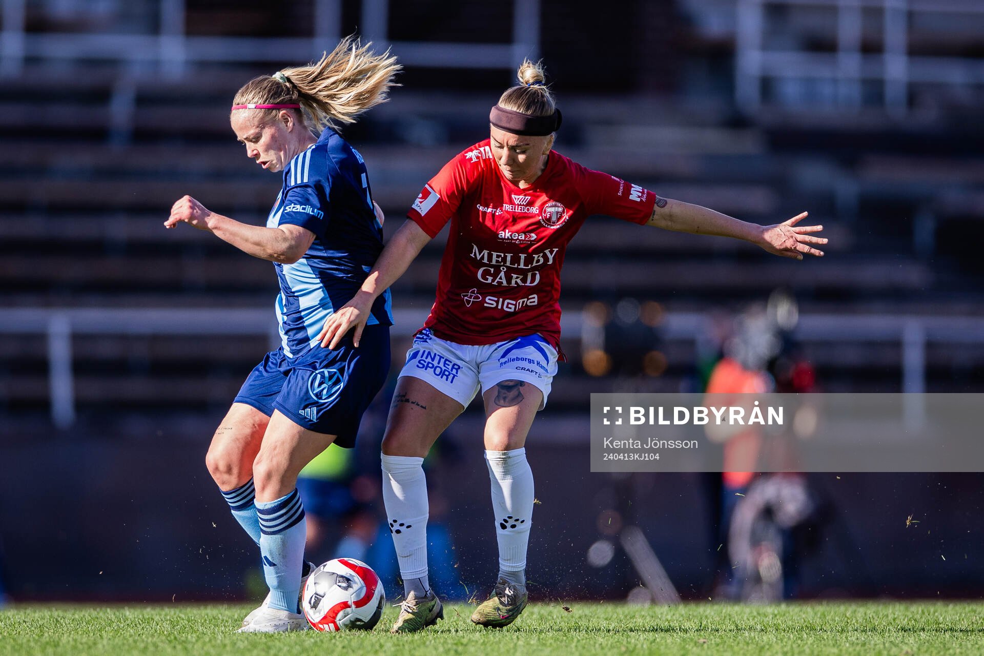 Djurgårdens Sessy Åsland och Trelleborgs Linnea Prambrant