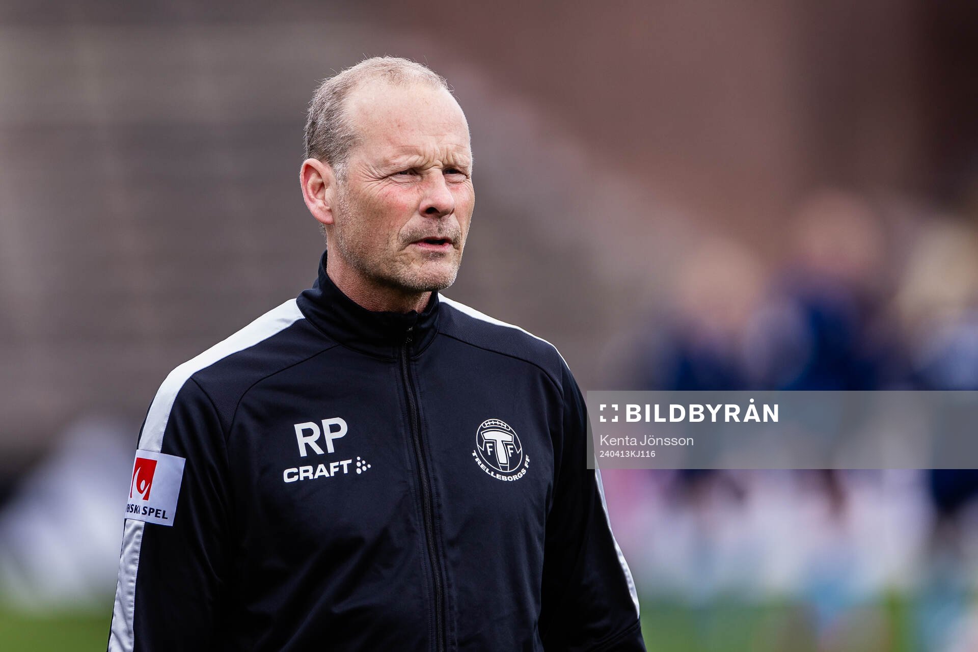 Trelleborgs fystränare Robert Prytz under uppvärmningen inför fotbollsmatchen i Damallsvenskan mellan Djurgården och Trelleborg den 13 april 2024 i Stockholm. 