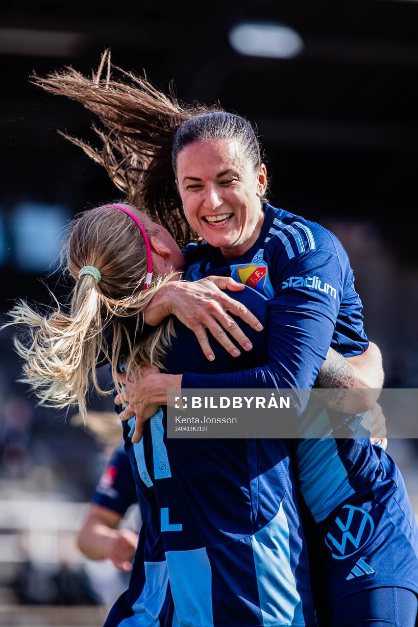 Djurgårdens Therese Åsland och Beata Kollmats jublar