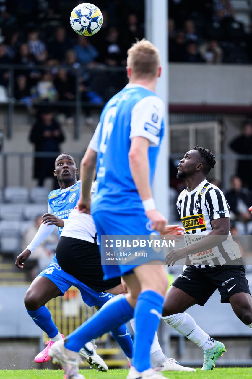 IK Oddevolds John Paul Dembe och Landskronas Kofi Asare